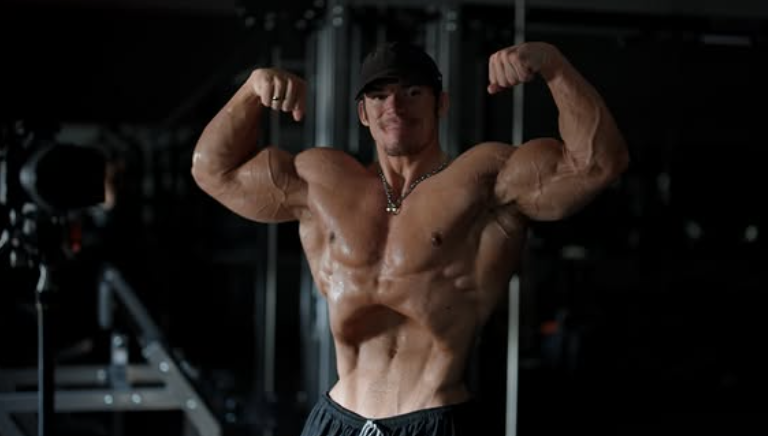 yosoymario91's tweet photo. The fact that Sam Sulek, as an IFBB pro, is still eating microwaved egg whites, canned chicken with rice cakes, frozen yogurt bars and such while people here still argue about the basics of nutrition is ridiculous.

Calories in, calories out. Hit your macros. Be in a deficit or a surplus. Of course, steroids help, but if you're not eating enough calories  / protein / carbs, you're not going to get big. There's nothing to argue about.