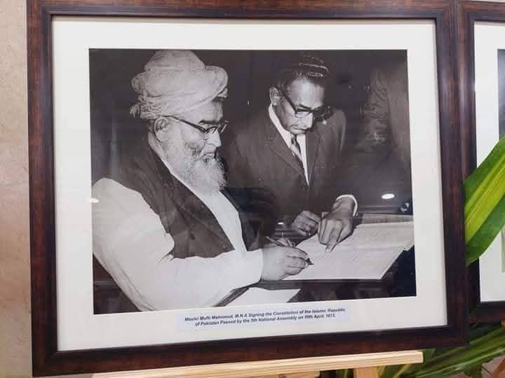 JUIAnswersBack's tweet photo. مفکر اسلام مفتی محمود رح 1973 ء کے دستور کے مسودے پر دستخط کرتے ہوئے 

#قائدانقلاب_مولانا #سیاسی_چوکیدار #مولانا_سے_معافی_مانگ #شہداء_صرف_بہانہ #لشکر_نہیں_امن https://t.co/HeLdaIzELe