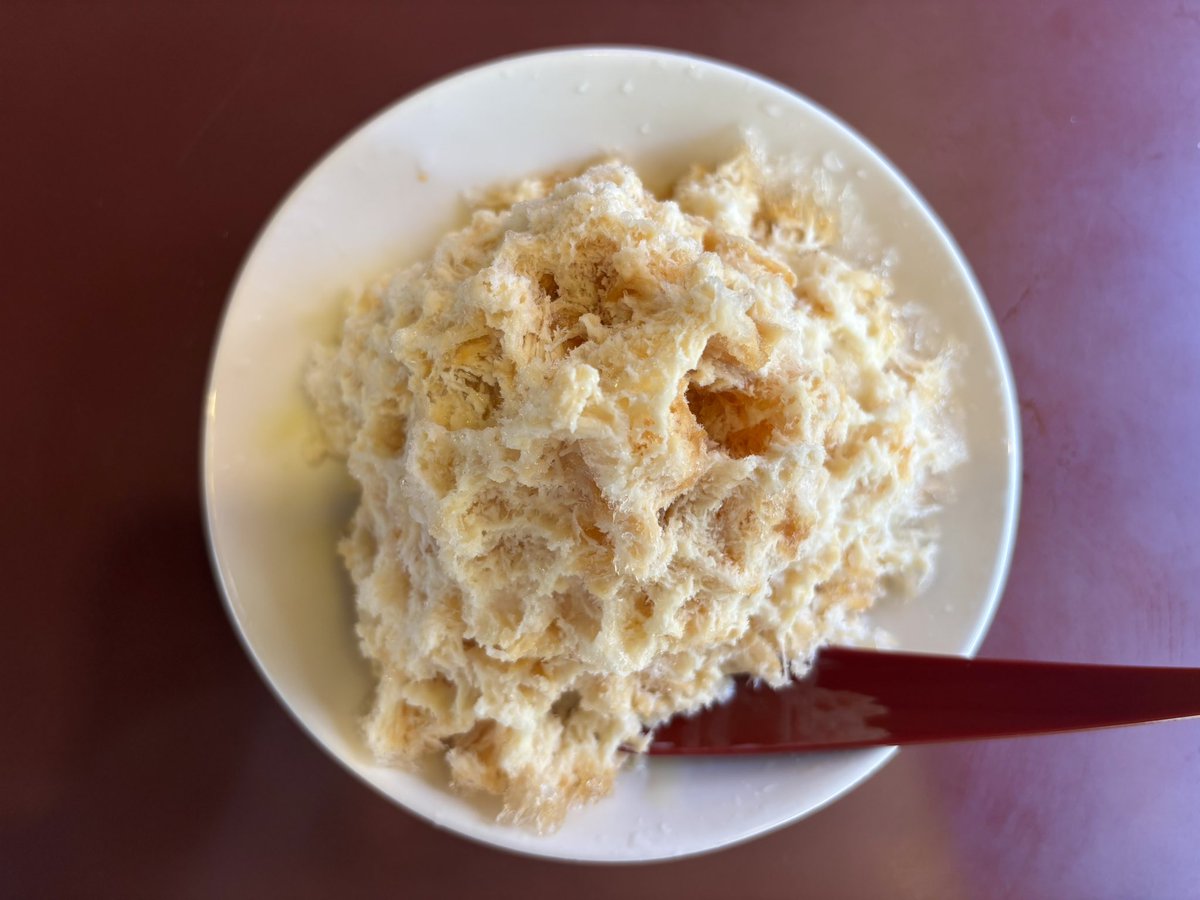 Reabell's tweet photo. 昭和レトロな喫茶店の紅茶ミルク🥛🍧🍂
今年は違うの挑戦してみよーって思うけど結局これを選んでしまう大好きな味😊
ランチのツナホットサンドも美味しかった🥪
#桑名かき氷街道2026 
#珈琲館はせ川 https://t.co/y0QkeIaOX7