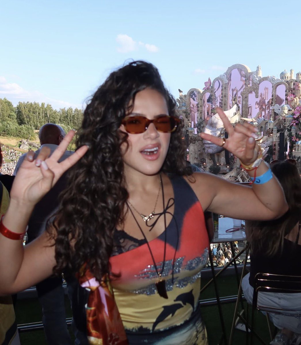 vlucasrocha's tweet photo. maisa curtindo o tomorrowland… ela é a dua lipa brasileira https://t.co/9VFFOhDmFc
