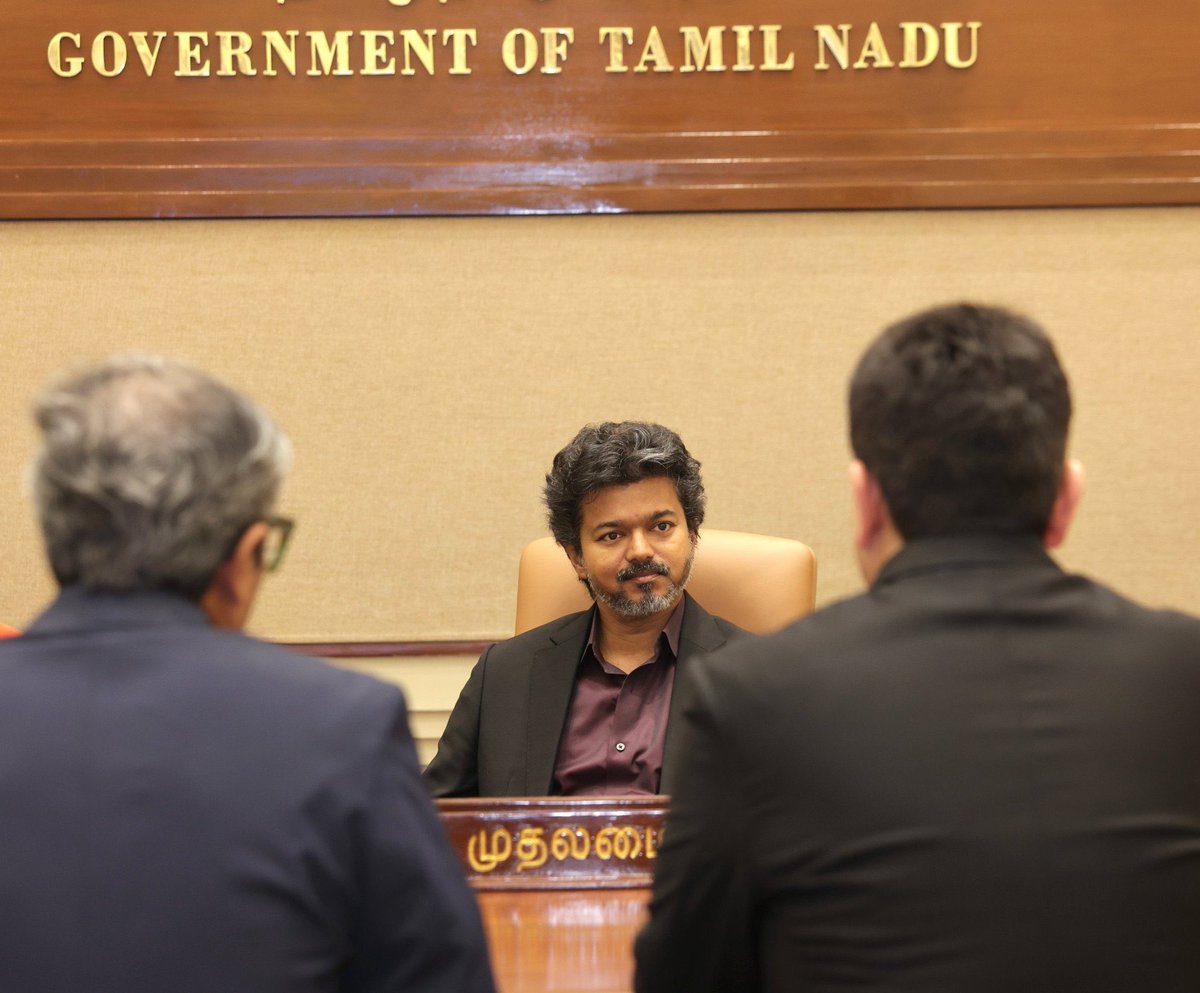 VijayFansTrends's tweet photo. Frame Parunga Ji 😎 https://t.co/kazByeZSTM