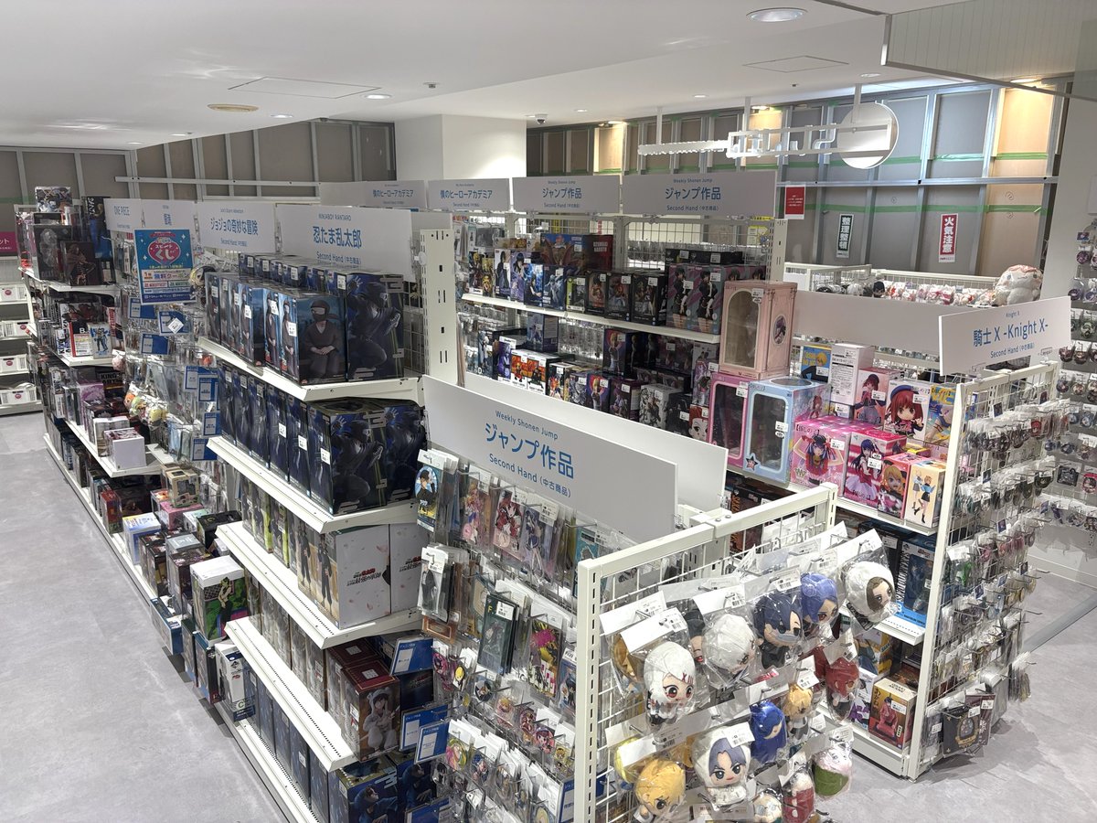 lashin_sinjuku4's tweet photo. オープンまであと3⃣日！
店内の様子をお届けします☺️
棚にたくさん商品を展開！！
棚上のＰＯＰとインデックスで探しやすくなっております・・・！
オープンまであと少し、楽しみにお待ちください😍 https://t.co/y2J4oHi7lo