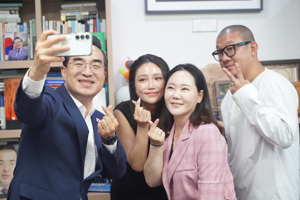 maumgil's tweet photo. <한알 한알 정성으로 채워진 감사의 마음을 받았습니다>

국회 회의가 있어서 어제 의원회관에 들렀다가, 대한문신사중앙회 임보란 회장과 집행부들을 만났습니다. 

제가 당의 을지로위원회와 직능대표자회의를 맡고 있을 때부터 문신(타투) 산업의 제도화와 양성화를 위해 함께 노력하며 든든한 인연을 맺었습니다. 서로 바쁜 일정 중에 잠시나마 오랜만에 다시 만나니 너무나 반갑고 큰 힘이 됐습니다. 

특히 임회장께서 직접 세 달 가량 틈틈이 2만 개의 비즈를 하나하나 손으로 엮은 작품을 선사해주셔서 큰 감동을 받았습니다. 제 얼굴을 만드셔서 좀 민망하긴 했지만, 문신 산업의 미래를 향한 기대와 응원의 마음까지 담겨 있었습니다.

문신 산업은 이제 단순한 시술을 넘어 K-뷰티와 문화콘텐츠를 아우르는 새로운 성장산업으로 발전하고 있습니다. 국민의 안전과 위생을 최우선으로 하면서도, 현장에서 땀 흘리는 분들이 제도 안에서 당당하게 일하고 세계 시장으로 나아갈 수 있는 기반을 만드는 일도 중요합니다.

저 역시 앞으로도 현장의 목소리에 귀 기울이며, 새로운 산업과 문화가 꽃피울 수 있도록 계속 응원하겠습니다. 귀한 정성과 따뜻한 응원에 다시한번 감사드립니다. 

#박홍근 #대한문신사회중앙회 #임보란 #타투합법화 #K타투 #K컬처