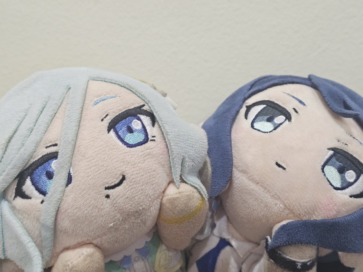 Shikkro's tweet photo. 昨日書こうと思ってたのに、結局投稿し忘れちゃったよ。
最近なんか色々ありすぎてさー。
だから気が向いた時にちょこちょこ投稿しようかなって。
だいぶ姿消してたしね www
​昨日、グループの友達と撮影をしてたんだけど。最初は順調だったのに、時間がギリギリになってきてから、みんなで超特急で「おい、そこ立って！こうして！今撮るから！」って大慌てww でもなぜか予定より早く終わったっていう wwwww
​で、終わった後は先輩たちと打ち上げ！
ムーガタ（タイ風焼肉）を食べに行くことになったんだ。
普段あんまり行かないんだけど、撮影終わりだし久々に食べてみたくて。最初はテーブルで友達と楽しくおしゃべりしてたんだけど、食べてるうちに「あれ…お腹の様子が…？なんか食欲ないかも」ってなって。よく考えたら…「やば、生肉食べちゃったかも」って気づいたのww
​消化を助けようと思って炭酸飲んでみたけど、完全に逆効果だったっぽい www
​その後、先輩たちに言って速攻で帰宅。
帰り道もずっとお腹がゴロゴロしててさ…wwww
でも少し休んだら無事に復活したよ！
​でも当分ムーガタは無理かも。マジでお腹がもたない www
あと、誰かお肉の焼き方教えてくれー wwww
​今回の話はこんな感じ！また時々近況報告しにくるね。じゃあまたー！