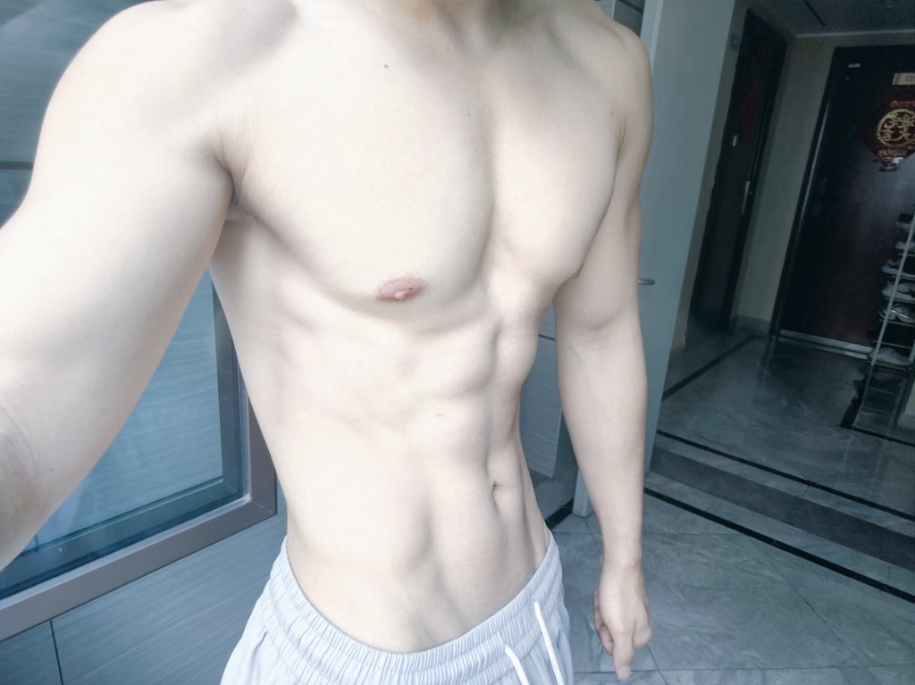 健身男蟑螂 tweet media