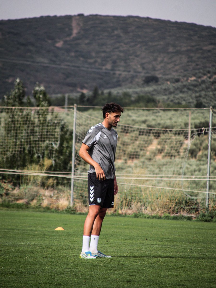 AntequeraCF's tweet photo. 🏋️‍♂️ 𝑀𝑎𝑟𝑡𝑒𝑠 𝑑𝑒 𝑡𝑟𝑎𝑏𝑎𝑗𝑜. https://t.co/CDsaBe7Dwl