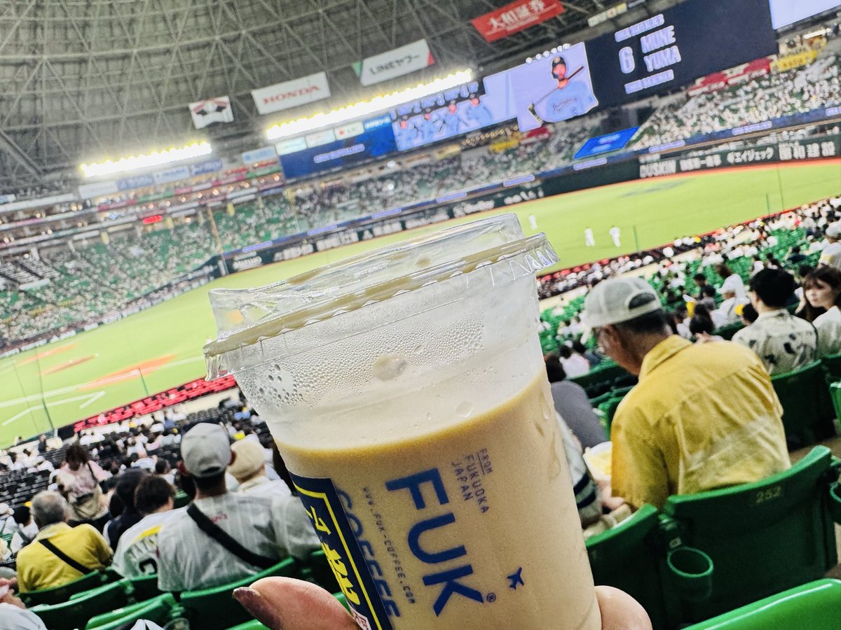 emi_emi0328's tweet photo. 10年ぶり？くらいのドームでのホークス観戦！
FUKのコーヒー持ち込めるの嬉しい🥰
始球式は藤原紀香さん！
懐かしのふーさんも！ https://t.co/oupT3te0N3