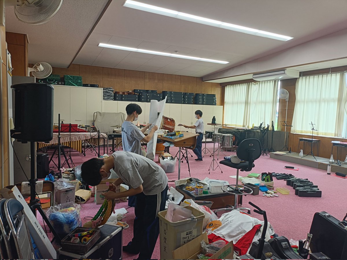 INASUI_ibaraki's tweet photo. 本日は県大会に向けて音楽室、打楽器室の大掃除を行いました！🧹✨

音楽室、打楽器室への感謝の気持ちを込め、部員一同新たな気持ちでスタートしました。

県大会ではより良い演奏をお届けできるようこれからも練習に励んでまいりますので応援のほどよろしくお願いいたします！🙇‍♀️

#吹奏楽部
#伊奈吹 https://t.co/Odc3zIMTlu
