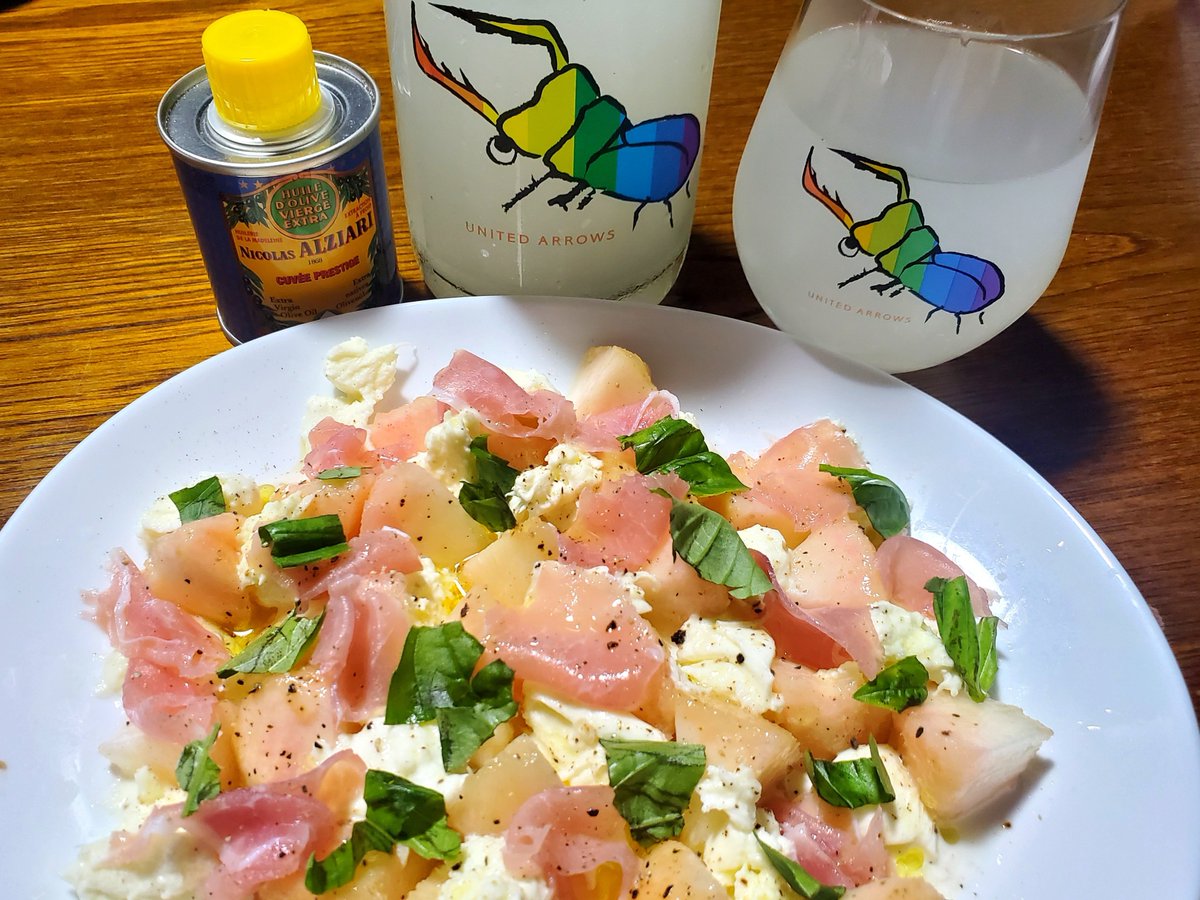 hiro73_pooh's tweet photo. お土産でいただいたオリーブオイルで桃と生ハムのカプレーゼ🍑❤️
お酒進みすぎちゃうのは仕方ないよね🤣
#NicolasAlziari 
#桃大好き 
#仙禽 
#UAくわがた泡酒改 https://t.co/GBS9VOCkQE