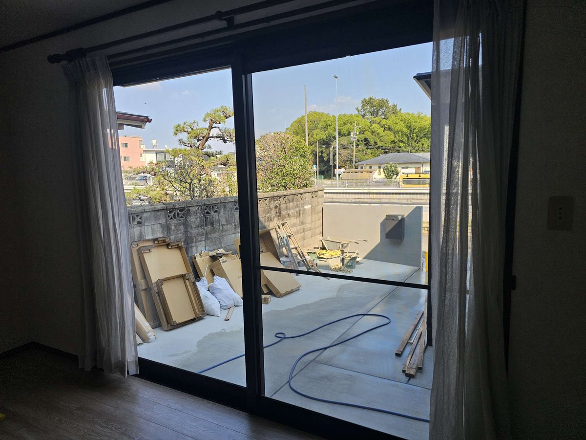 soujin7's tweet photo. 今日昨日に引き続き一戸建てのフルクリーニング。
１階の窓周り、建具が修了！
とにかく窓とシャッターが多すぎっ(;^_^A
リフォーム工事がまだ終わってないので床には養生が貼ってありますが（今日中には剥がれるらしい）、
明日、ほんとに剥がしてあるかな💦

https://t.co/YfhyidoZzJ https://t.co/HAufylNbNB