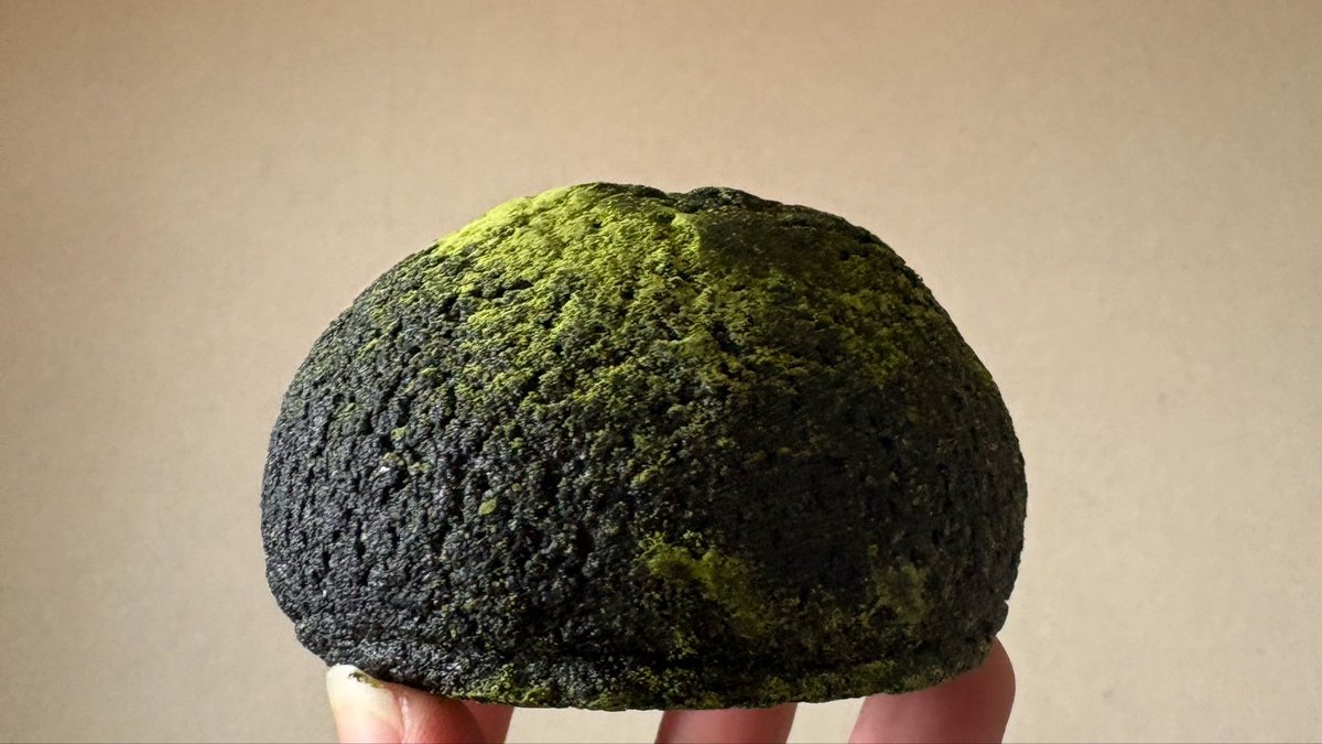 ningen_090's tweet photo. 連休明けは死ぬほど疲れるので
苔むした黒石みたいな抹茶シュークリームでも見ながら癒されましょう https://t.co/2MjhiZGr4O