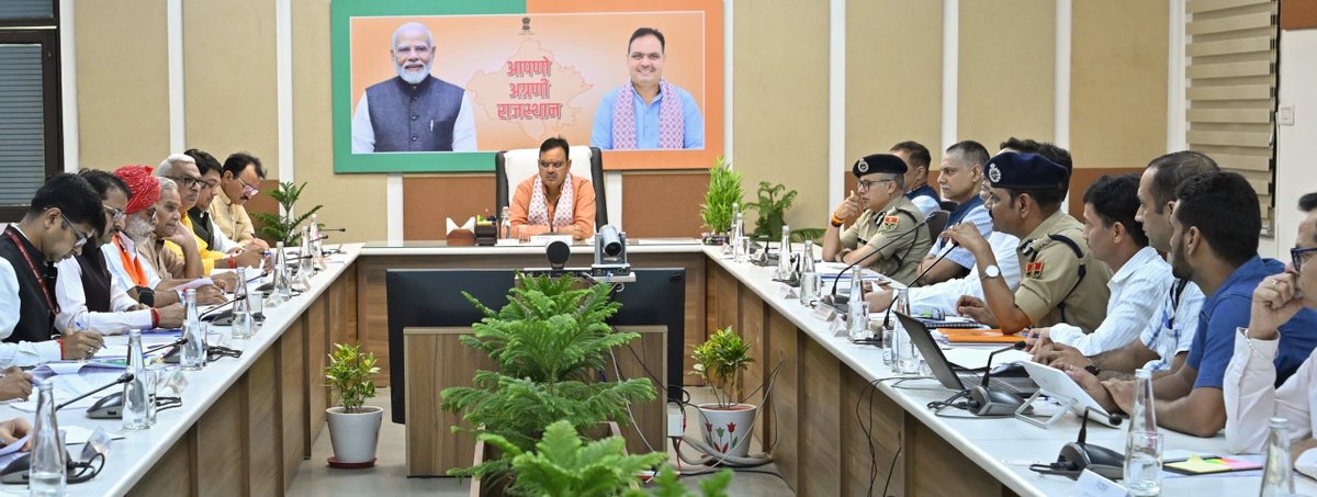 BhajanlalBjp's tweet photo. आज अनुसूचित जाति एवं अनुसूचित जनजाति (अत्याचार निवारण) अधिनियम के तहत आयोजित राज्य स्तरीय सतर्कता एवं मॉनिटरिंग समिति की बैठक में अधिनियम के प्रभावी क्रियान्वयन, लंबित प्रकरणों की स्थिति तथा पीड़ितों को समयबद्ध न्याय, राहत एवं पुनर्वास की प्रगति की समीक्षा की।

अधिकारियों को स्पष्ट निर्देश दिए कि प्रत्येक प्रकरण में संवेदनशीलता, त्वरित कार्रवाई और निष्पक्ष जांच सुनिश्चित की जाए, ताकि पीड़ितों को समयबद्ध न्याय मिल सके।

हमारी सरकार सामाजिक न्याय के प्रति पूर्णतः प्रतिबद्ध है। अनुसूचित जाति एवं जनजाति वर्ग की सुरक्षा, सम्मान और कल्याण हमारी सर्वोच्च प्राथमिकता है। राज्य सरकार के प्रभावी प्रयासों से अत्याचार के प्रकरणों में उल्लेखनीय कमी आई है तथा पीड़ितों को त्वरित न्याय सुनिश्चित करने की दिशा में निरंतर कार्य किया जा रहा है।