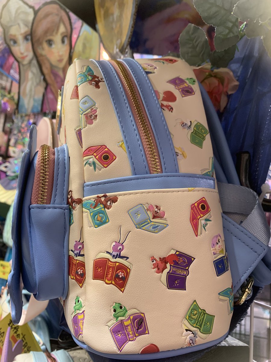 vvHR126's tweet photo. 🌹ラウンジフライ新入荷🕊️

ディズニープリンセスのストーリーブックデザインが入荷しました💞
担当もお迎えを検討中…🥹
プリンセスのサイドキックたちが本を読んでいるデザインがかわいすぎます！
その他ラウンジフライ商品も店頭にて常設お取り扱い中です🫶

#ラウンジフライ
#loungefly https://t.co/uPXznVclSV