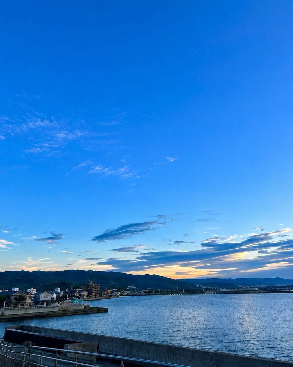 まーくんです 連休明けの火曜日、、お疲れさま😌 空を眺めながら心も少しリセット🫧
