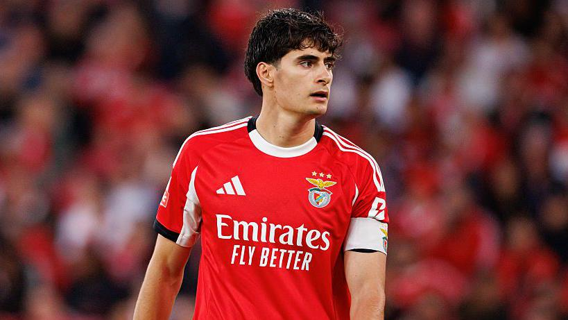 JacobsBen's tweet photo. 🚨 BREAKING: Bournemouth closing in on the signing of Benfica defender Antonio Silva. Silva has now agreed personal terms.

Benfica's plan is to sanction a sale after their Europa League playoff with St Gallen. Club-to-club talks already advanced.

🤝 @alex_crook https://t.co/MpRB9NT7Ia