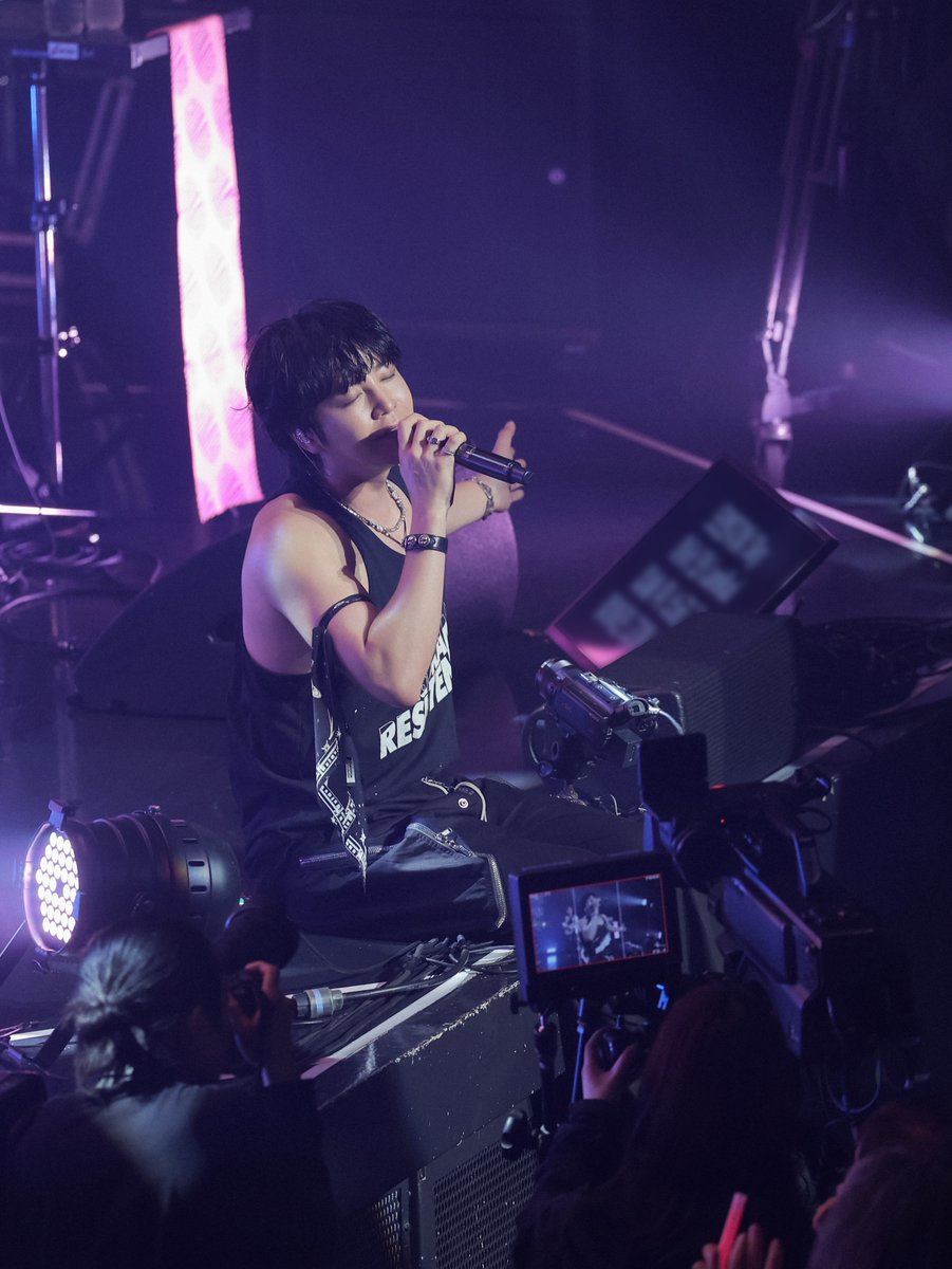 Kkorepo's tweet photo. #チャン・グンソク、ブラックのタンクトップ姿でセクシーな魅力アピール…「#CHIMIRO」東京公演ビハインド 
#チャングンソク  
🔗https://t.co/OcmaseZGZw https://t.co/C6A0Xkr6jr