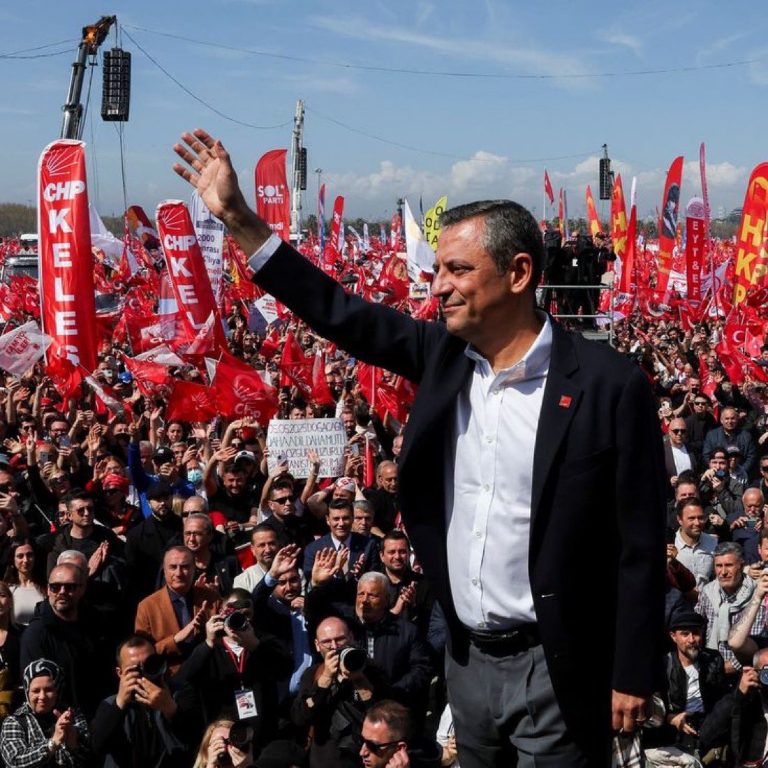 ypgenelmerkez's tweet photo. Efendiler Bugün Yeni Parti’yi İlan Edeceğiz İnşallah Bu yürüyüşümüz İKTİDARLA sonuçlansın 🇹🇷 🫶
#yeniparti 
#yenipartiözgürözel
@eczozgurozel https://t.co/iqxmvT4ezJ