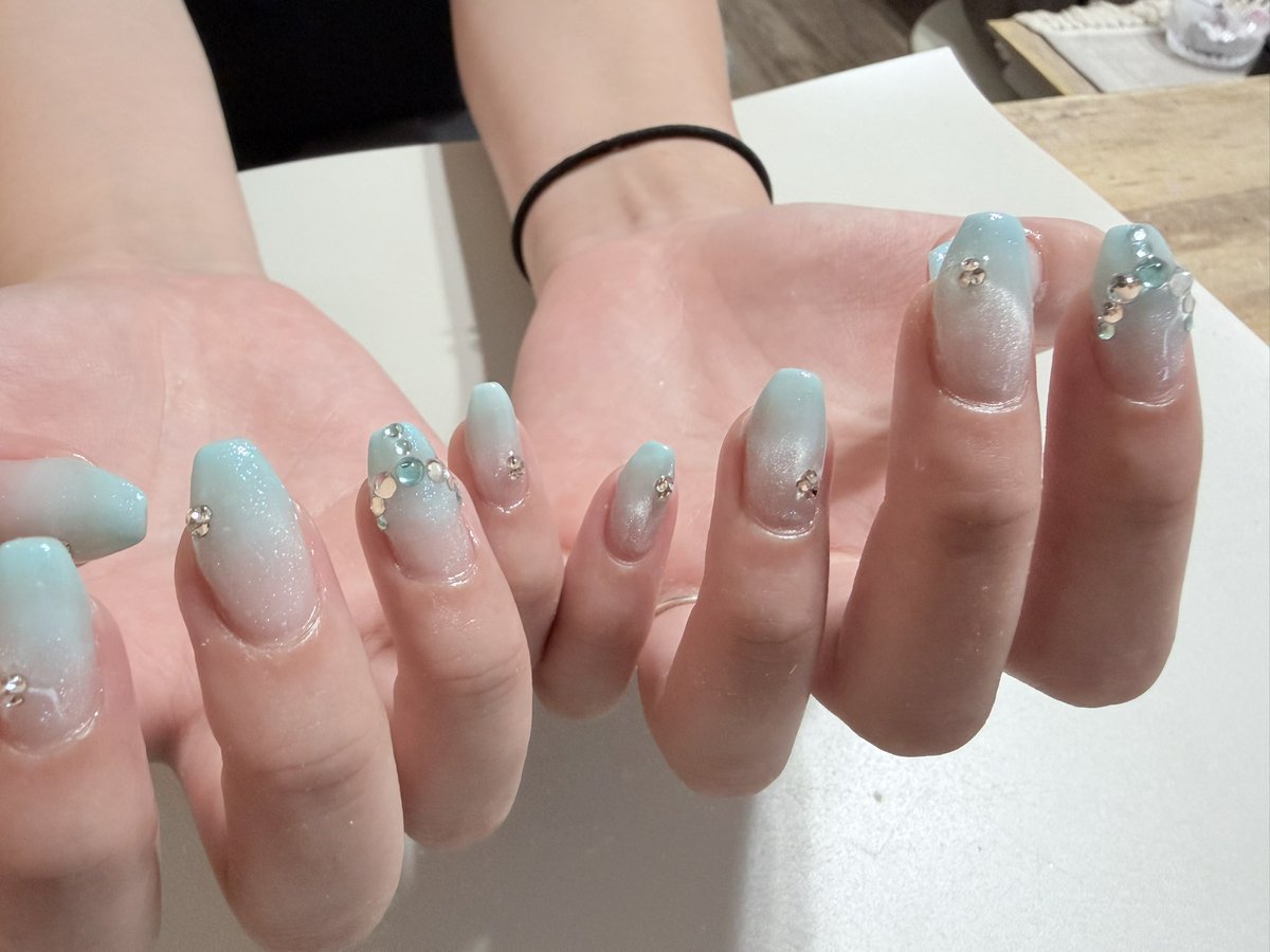 mmchann_12's tweet photo. 夏に向けて変えたネイル💅

いつもはやらない四角🌟デレライメージした水色とストーンのバカかわネイル本当に爪かわいいとテンションあがふ、、、、、

ちみとの写真はお家で撮り直すね〜！！もう可愛すぎて早く見てほしくて😩💕

手がデカくてキモいのは許して https://t.co/DEEpPNSu6q