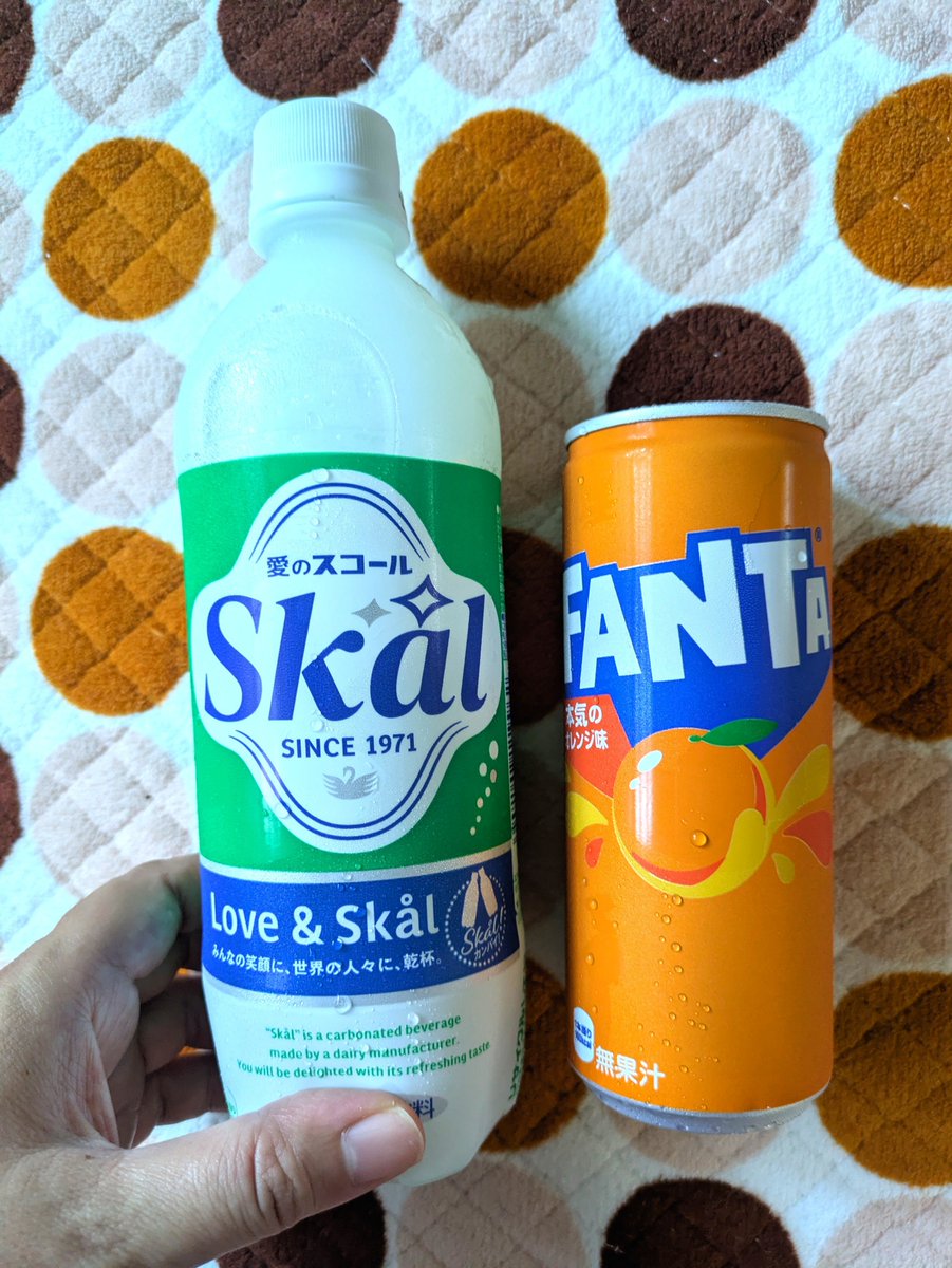 hinawith0317's tweet photo. 昼寝して、甘いもの飲みたくなって、自販機で買ってきた。
ファンタの缶のデザイン可愛い。 https://t.co/UdGsiOK6qD