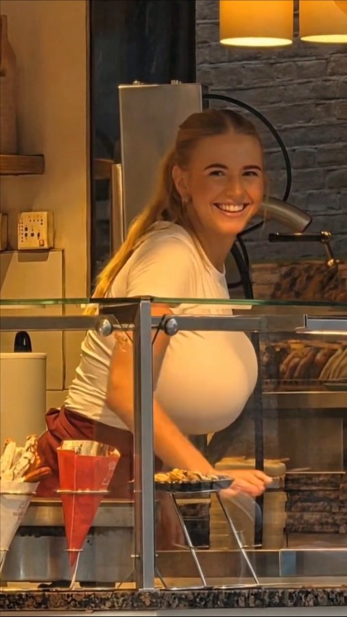 pretty_worldX's tweet photo. This toronto server went viral just for her looks 💞 https://t.co/YeUfJxnfZ7