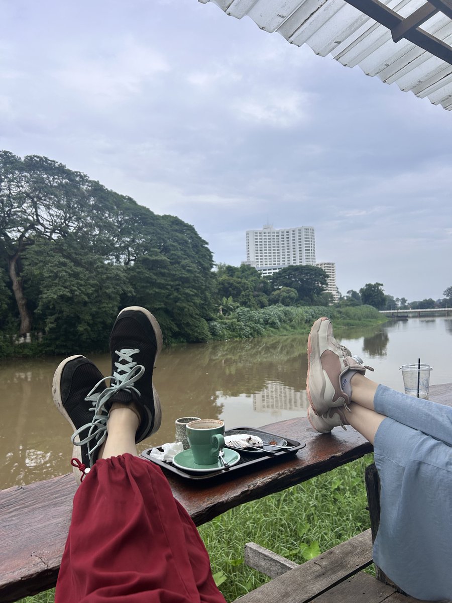 CMNoPlanCrew's tweet photo. 河边翘个二郎腿，姿势比风景还抢镜 🦵 躺平指数拉满 #清迈日常 #河边发呆 #躺平时刻 #City不City
Feet up, river in the background, zero productivity achieved 🦵 Peak relaxation unlocked #ChiangMaiLife #RiverView #DoNothingClub #ChillMode https://t.co/iKZD08AQNr