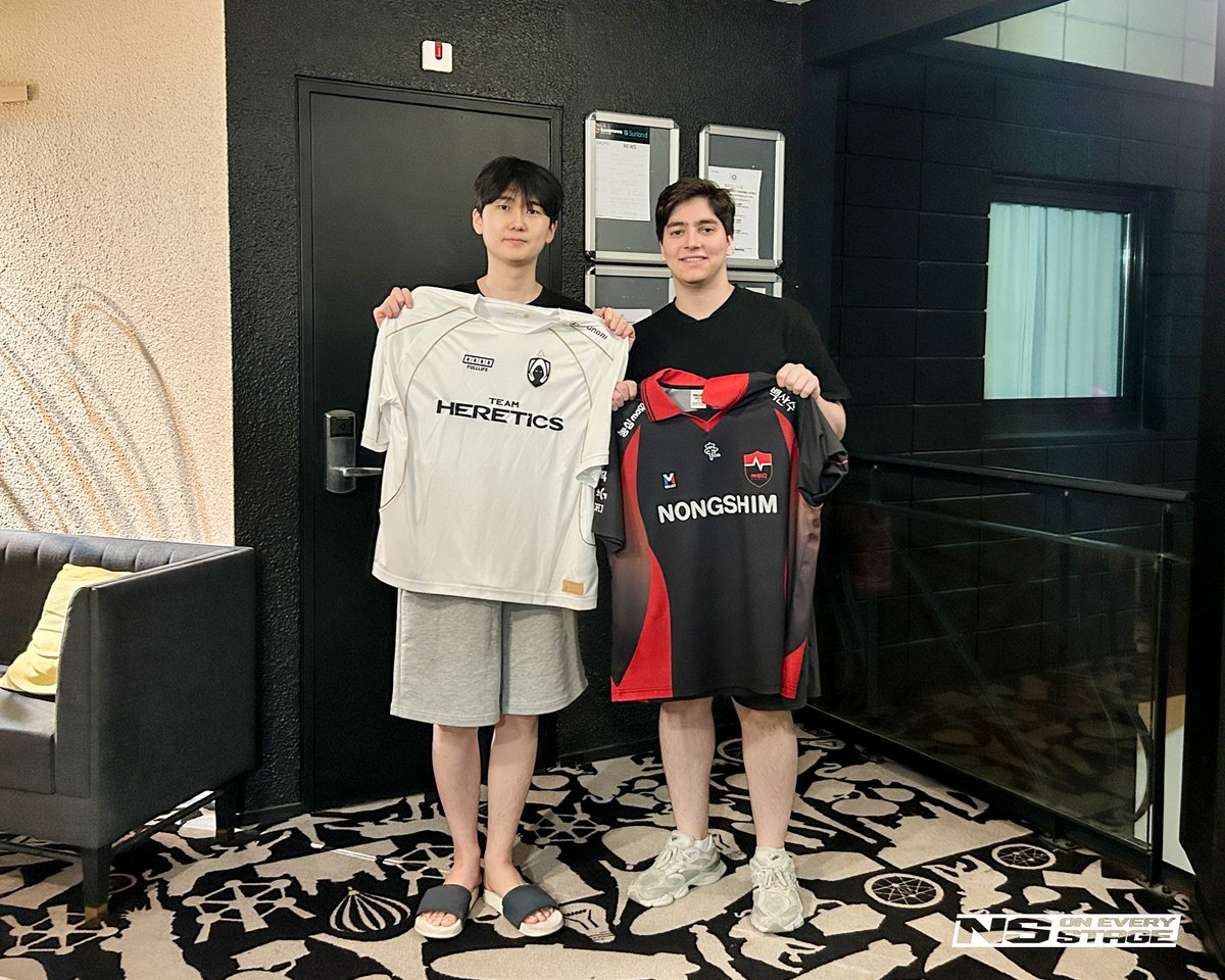 nsr_valorant's tweet photo. [📸PHOTO] #VALORANT

Basically family at this point, right? 👪✨ @teamheretics

Jersey Swap in EWC2026
w. @Xrosssir @RieNsfps

#Xross #RieNs #EWC2026 https://t.co/4hadVmhqy1