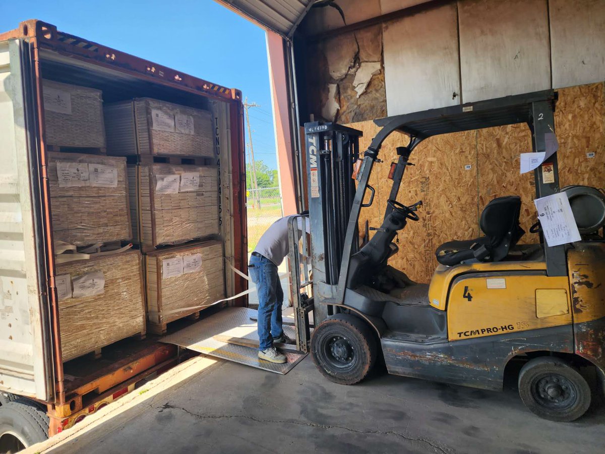 Jeffrey_Sonder's tweet photo. πNew shipment arrived at our OKC warehouse!
Two containers of doors and moulding have been unloaded and added to our local inventory.
#Construction #BuildingMaterials #HomeBuilder #SupplyChain #interiordoor #moulding #flooring #cabinet #builder https://t.co/nvUpeF4iJF