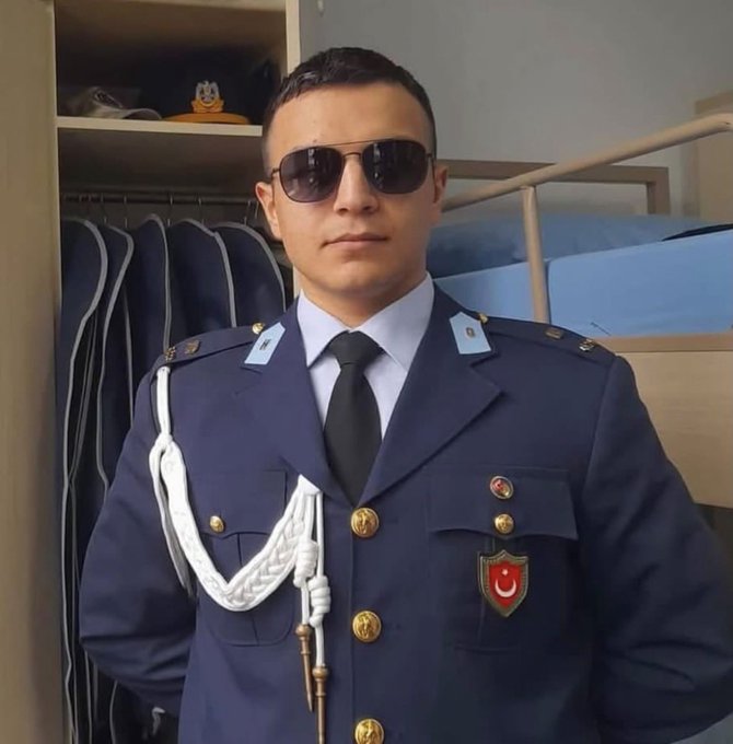 TTAgrup's tweet photo. "ŞEHİDİN VAR TÜRKİYE"
Yalova'da eğitim esnasında rahatsızlanan Hava Harp Okulu hazırlık sınıfı öğrencisi Veli Bilgin Şehit oldu.
Türk milletinin başı sağ olsun. https://t.co/s6twp7EGx0