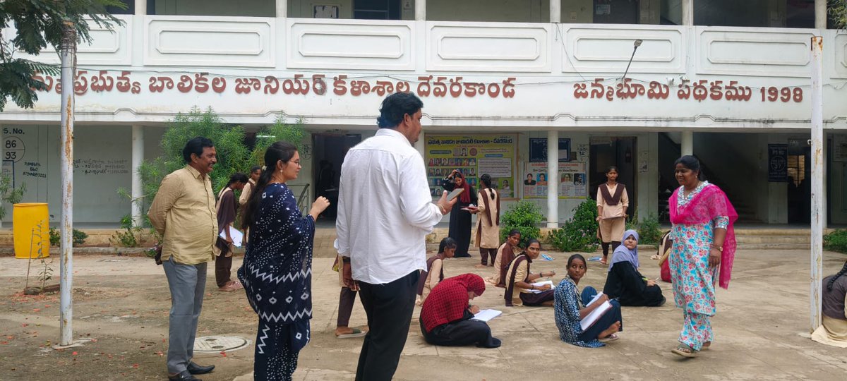 DevarakondaMun1's tweet photo. AS part of program today conducted eassy writting competition at gilrs clg in 16th ward on the uses of rainwaterharvesting structures #CatchTheRain #JSJB3 #RainwaterHarvesting #WaterConservation #wanaparthyMunicipality #SwachhBharat #Telangana #SaveWater #MissionLiFE https://t.co/itWbzFd0JT