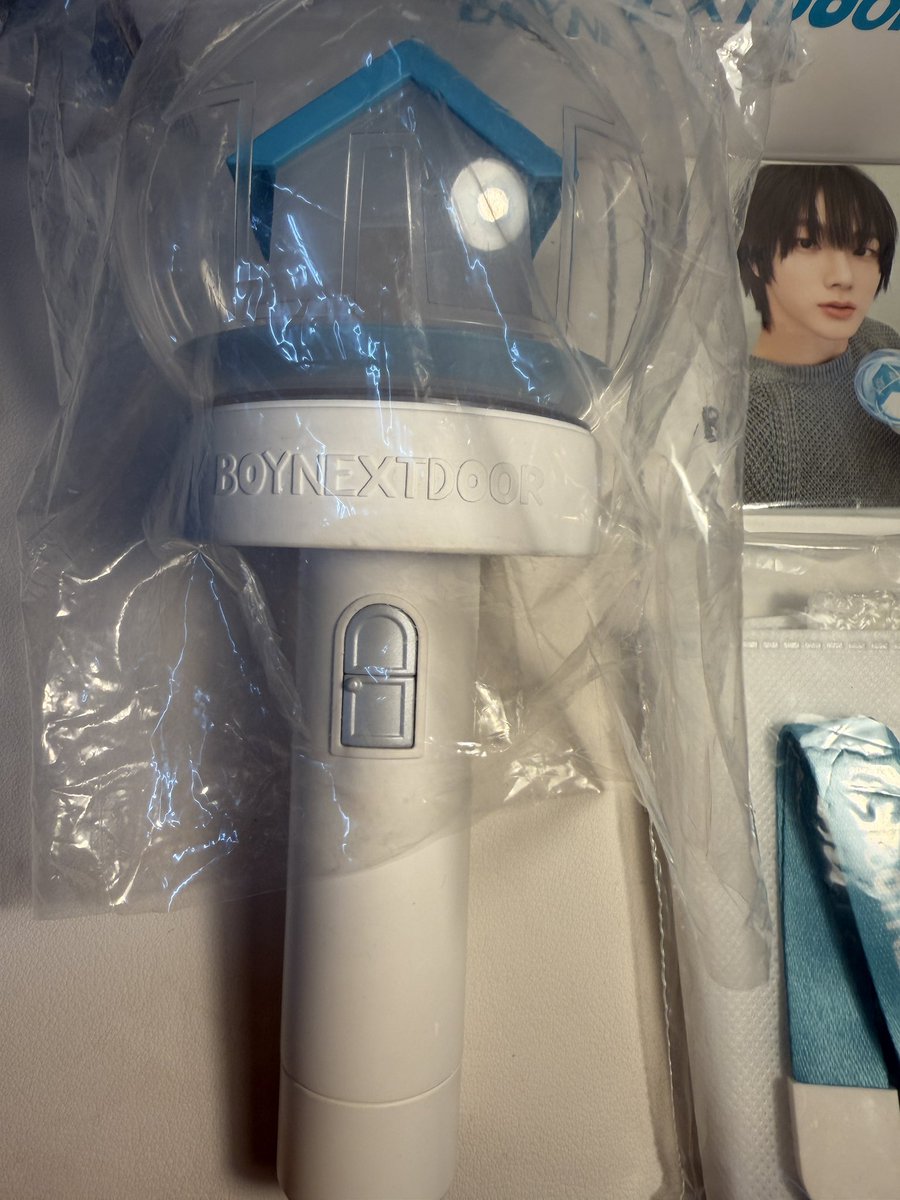 MPonepyin's tweet photo. แท่งไฟ BOYNEXTDOOR มีของครบ ใช้แล้ว 1 ครั้ง สภาพดี ราคา 900 บาท

ค่าส่ง 50 บาทนะคะ🚗

สนใจ dm ได้เลยนะค้าบ
#ตลาดนัดboynextdoor 
#ตลาดนัดเด็กข้างบ้าน #KNOCK_ON_Vol_2_IN_BANGKOK https://t.co/q75cuphJbi