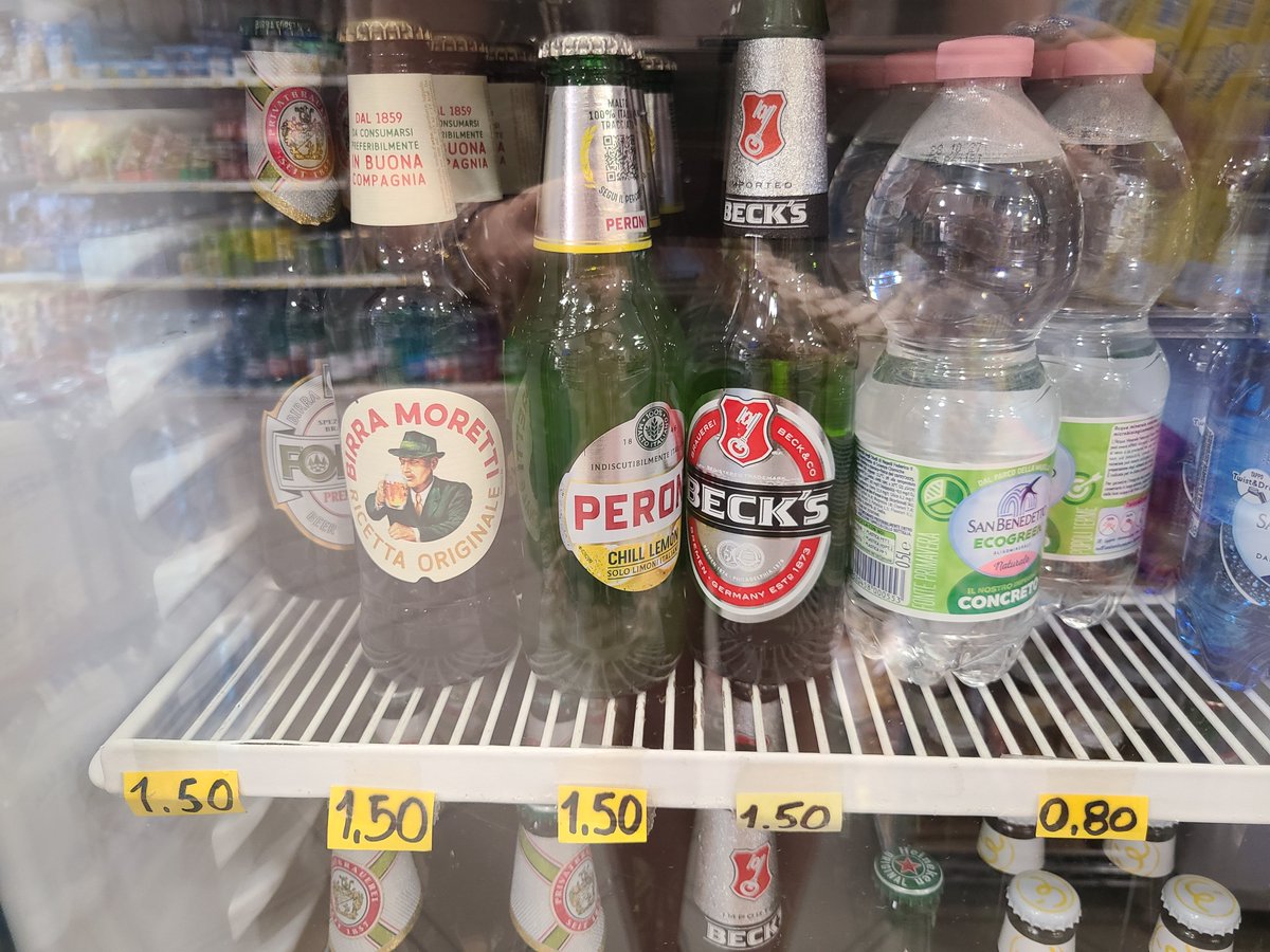 tra_live_'s tweet photo. パレルモ🇮🇹 おいしかったもの記録⑤

🍺 Peroni Chill Lemon 
アルコール度数：1.3%

ラドラー（Radler）
ビールにレモンジュースやレモネードを合わせたスタイルの飲み物

普通のビールよりかなり低アルコールで飲みやすい

ショップで購入すると €1.5 前後
テイクアウトのお店だと €2.5 前後 https://t.co/8qTNsgaBbt