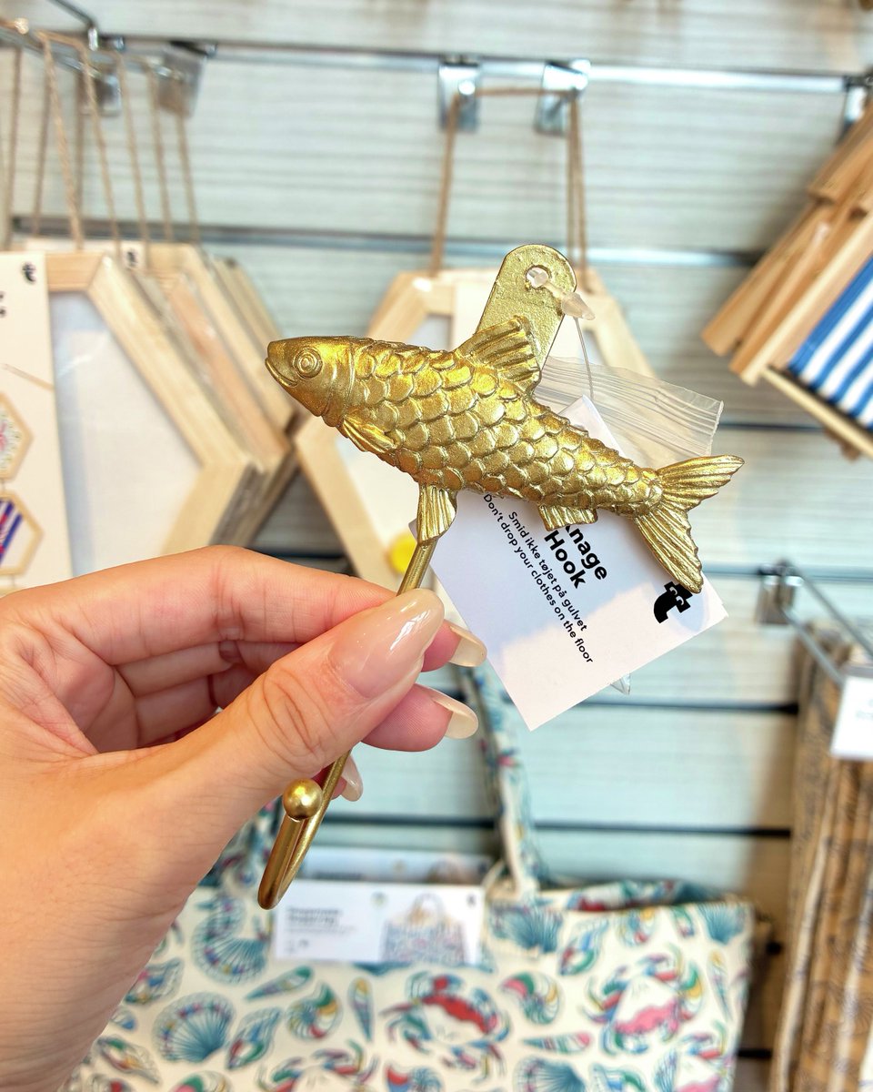 FlyingTiger_JP's tweet photo. きらめくお魚モチーフのフックで、壁にも遊び心を🐟✨ https://t.co/YK2tpZViby