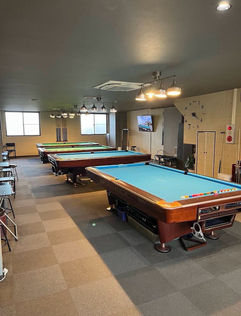 overscale_CL's tweet photo. 💎協賛店舗紹介💎
【Billiards &amp; Darts H.I】

近鉄長瀬駅から徒歩3分とアクセス抜群✨ ビリヤードもダーツも楽しめて、初めての方でも気軽に入りやすいお店です🎱🎯
学割もあるので学生さんにもおすすめです！ ぜひ遊びに行ってみてください😊

 #OSSL2026  #アカシア https://t.co/nb8QVUTDls