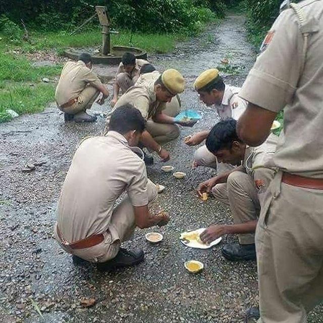 mpanktiya's tweet photo. कभी धूप में तपती तो कभी जाँ पे खेलती,
ना घर की याद, ना अपनों में पलती..
मैं भी खाकी हूँ... https://t.co/zGsuZLrGu7