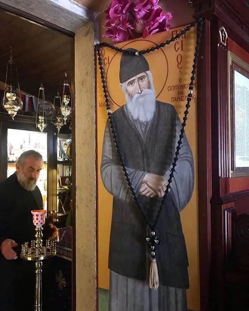 Fragbaza's tweet photo. Shortly before his death, the monk Father Theoklitos Dionysiatis visited him.
Tell me, Father Paisios, how do you feel now, on the eve of the great journey to heaven?

What can I tell you, Father Theoklit? I never danced, but now, if I could, I would dance and sing: “Farewell, wretched world!”

This was his serenity, peace, and joy before death, despite all the diseases and the heavy breathing that constantly brought him discomfort.

We too saw this same peaceful state when we visited him together with the igumen of the monastery of St. Arsenius, Archimandrite Theoklit, and Archimandrite Ignatius.

He was bedridden, experiencing pain, and nearing death. But with a smile and with God's peace that surpasses all understanding, he perceived both us and the coming death—which for him was not death, but life and a transition from sorrow to the joy of the Kingdom of God.

Archimandrite Ioannikos (Kotsonis), Gazeta “Ἐκκλησιαστική α̉λήθεια”, September 1, 1994 Note: Dionysiatis – that is, a resident of the monastery of Dionysius in Athos. Father Theoklit is a well-known spiritual writer. – From the book “The Ascetic of Panagoudas”, 2002 Priest Dionysius Tatsis