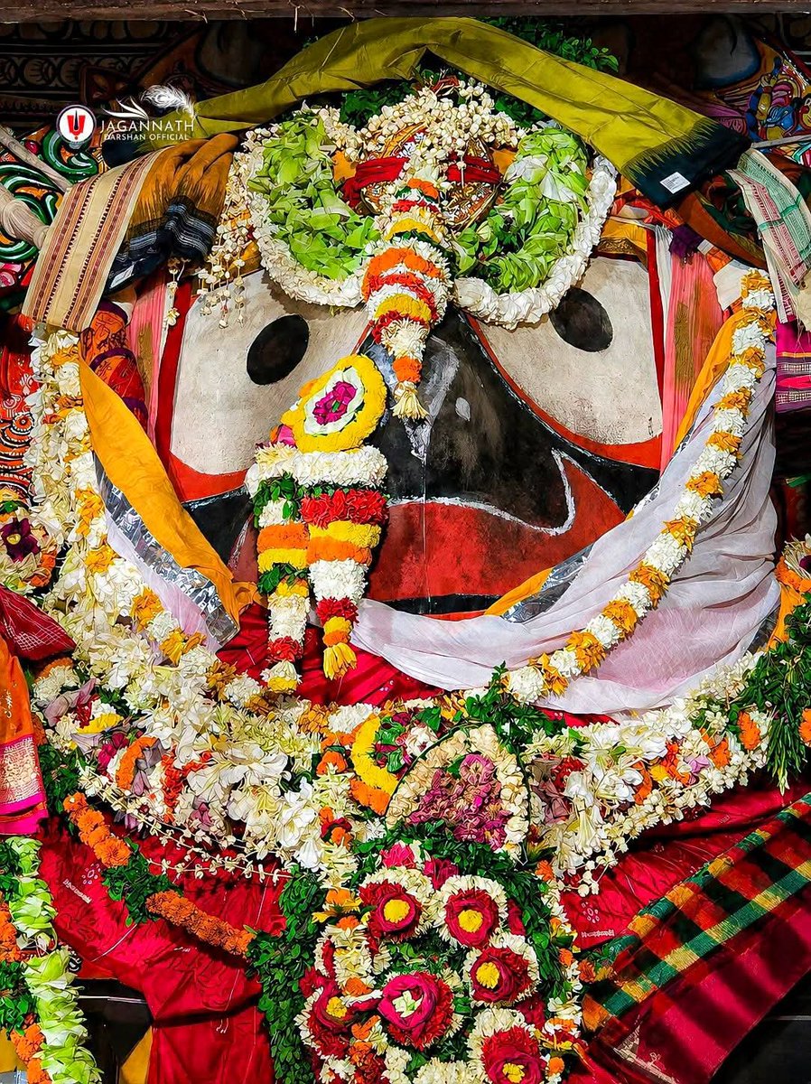 princess_sradha's tweet photo. ମହାପ୍ରଭୁ ଜଗନ୍ନାଥଙ୍କ ବଡ଼ ବଡ଼ ଗୋଲାକାର ଆଖିର ଅର୍ଥ ହେଉଛି—ସେ ସମସ୍ତ ଭକ୍ତଙ୍କୁ ସମାନ ଦୃଷ୍ଟିରେ ଦେଖନ୍ତି। ତାଙ୍କର ହାତ ଓ ପାଦ ଅପୂର୍ଣ୍ଣ ରୂପରେ ଥିବାର ସନ୍ଦେଶ ହେଉଛି, ପ୍ରଭୁ କୌଣସି ଏକ ସୀମାରେ ବନ୍ଧା ନୁହେଁ। ସେ ନିଜ ଭକ୍ତଙ୍କ ପାଖକୁ ଯିବା ପାଇଁ କୌଣସି ଆକାର କିମ୍ବା ସୀମାର ଆବଶ୍ୟକତା ରଖନ୍ତି ନାହିଁ..🙏
 
#jayjagannath https://t.co/IIiXjheYWO