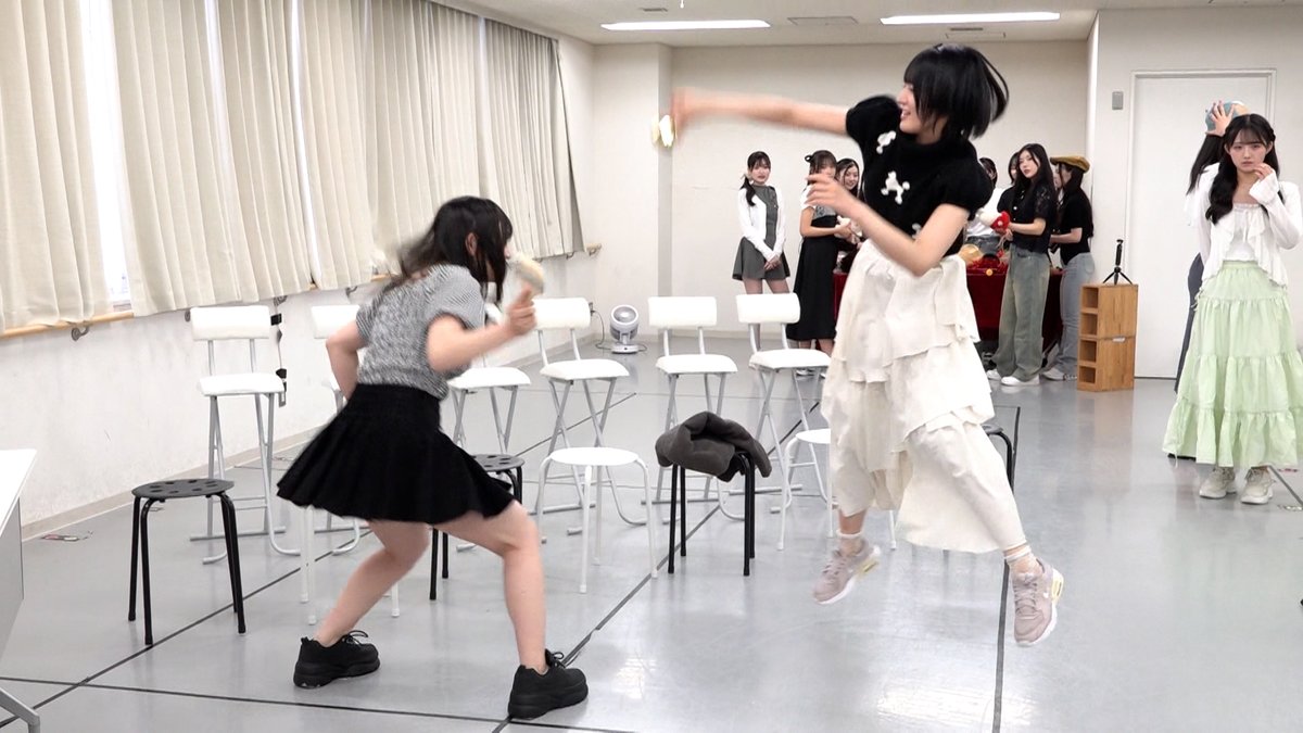 yuugata48plus's tweet photo. #10期にCHUもく
このあと22時〜、プレミア公開！
１年でバラエティ力は上がったのか？をモノボケで検証！質より量で勝負してます。あと、先日のメラメラNMB48でれいぽん推しを公言したひできさんが修羅場をむかえてます。
きょーことしゃんは、番組の思い出を語ろう！

#タイムキーパー 
#芳賀礼 https://t.co/J0gaJ4TESx