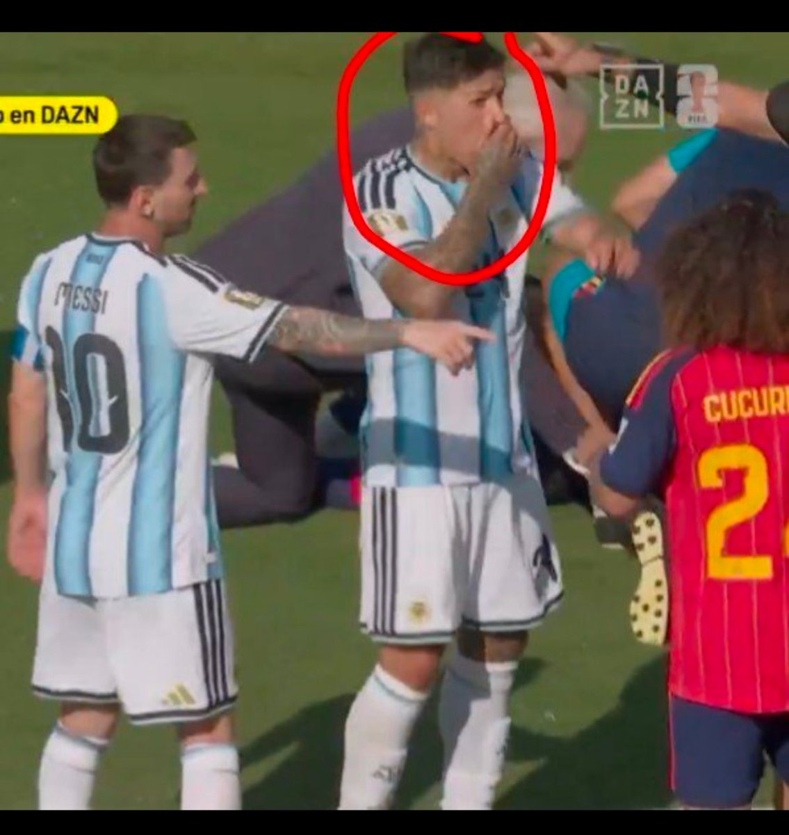 AlejandroSomber's tweet photo. @MateconMote Ya ladron cállate que desde Qatar vienen robando xd, mira tomando tu lógica hacia Cucurella entonces había que sacar a Enzo por lo mismo. Aprendete el reglamento xd. https://t.co/XmIGGpOh0M