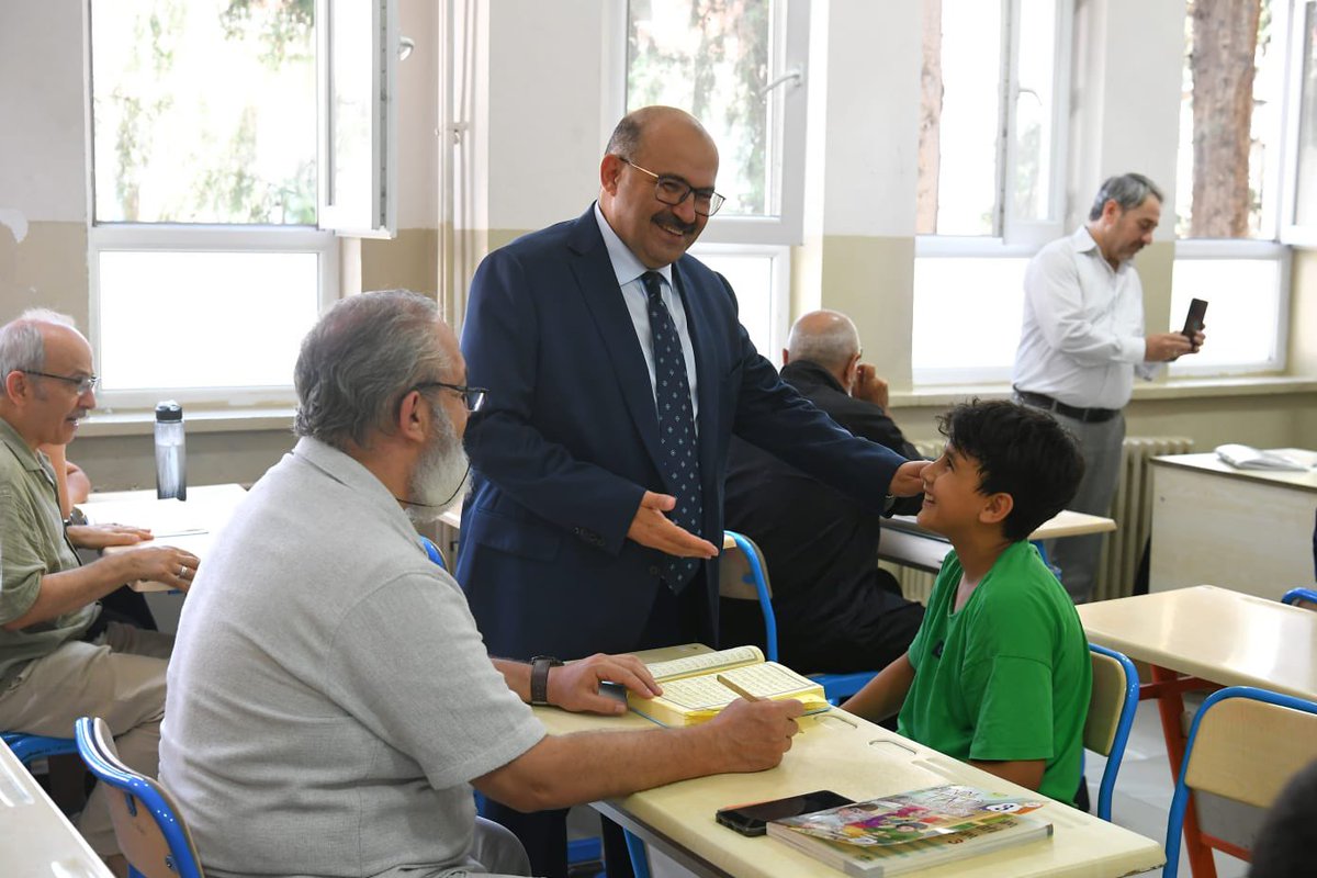 TC_Balikesir's tweet photo. Vali İsmail Ustaoğlu, Hayrat Vakfı ve KATRE Derneği iş birliğiyle düzenlenen yaz kurslarını ziyaret ederek öğrencilerle bir araya geldi. https://t.co/mf2qKH25y1