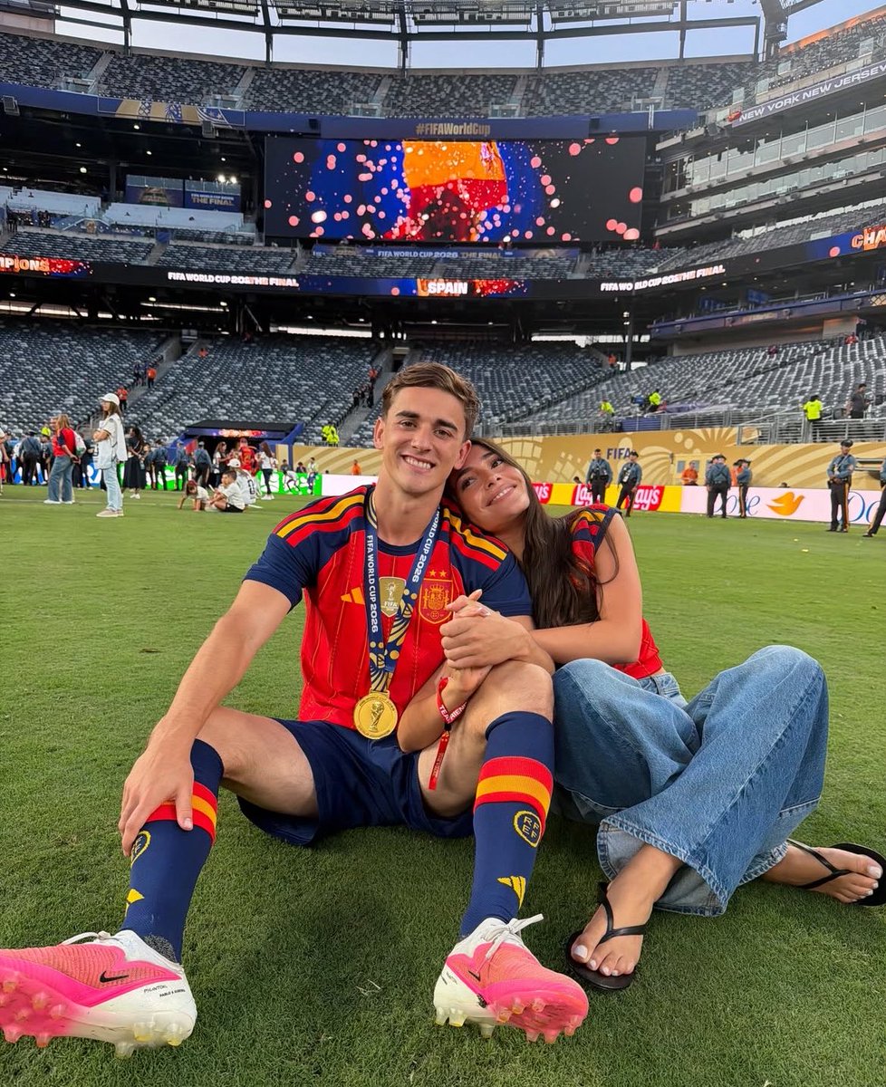 clauxfcb's tweet photo. un día más siendo LA pareja https://t.co/yNVUUlLE97