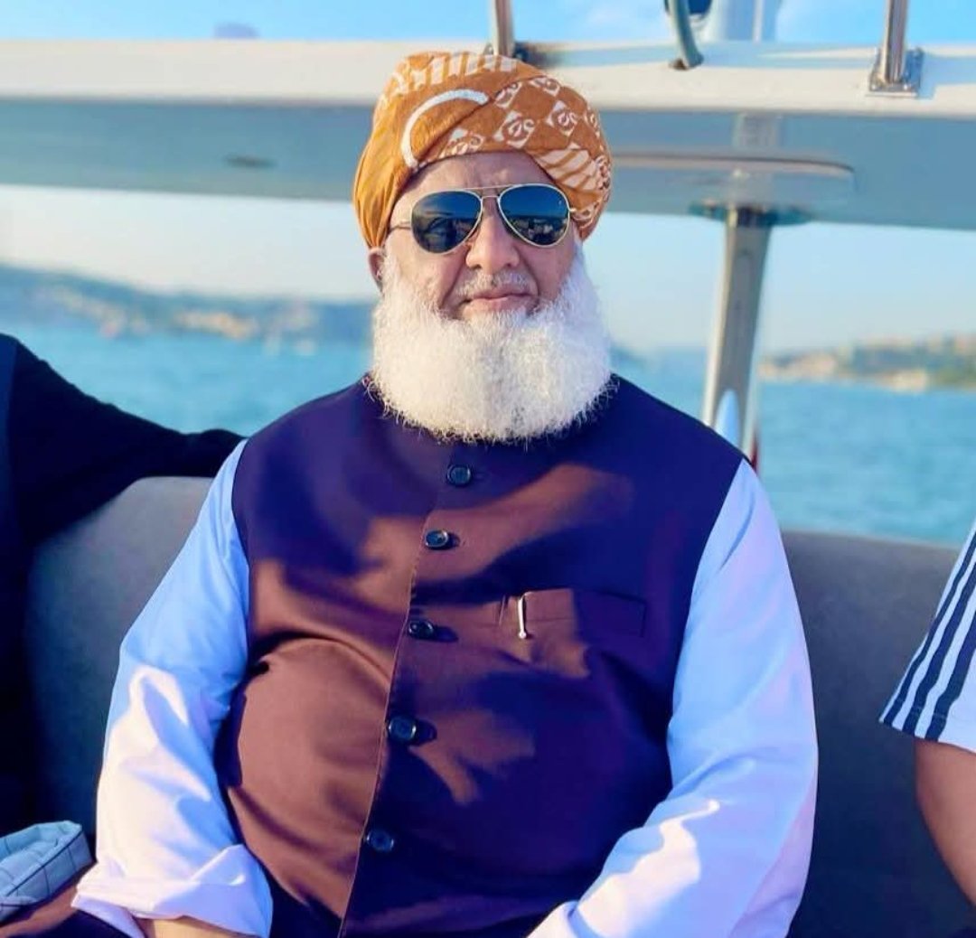 Muhamma77830242's tweet photo. خدا کرے کہ سلامت رہے اسکی ہمت
 یہ چراغ کئی اندھیروں پہ بھاری ہے

#قائدانقلاب_مولانا
#سیاسی_چوکیدار
#مولانا_سے_معافی_مانگ
#شہداء_صرف_بہانہ
#لشکر_نہیں_امن https://t.co/3aAGK8S1u8
