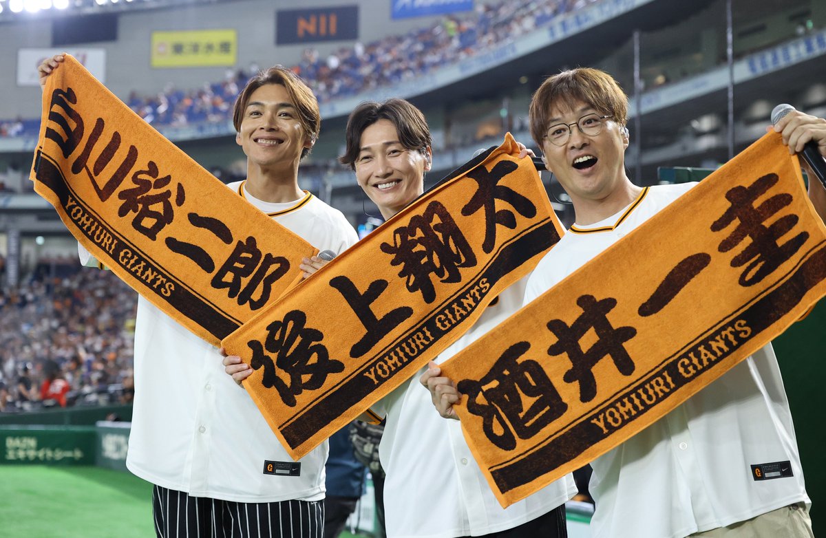 sanspo_giants's tweet photo. 【🔥#熱闘撮って出し📷】

#純烈 が試合前にスペシャルパフォーマンス。生歌唱で東京ドームを盛り上げました（撮影・萩原悠久人）

#巨人 #ジャイアンツ #giants #サンスポ https://t.co/H95wrcKc5Y