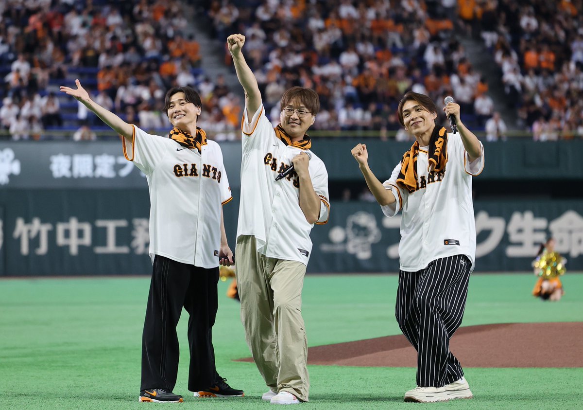 sanspo_giants's tweet photo. 【🔥#熱闘撮って出し📷】

#純烈 が試合前にスペシャルパフォーマンス。生歌唱で東京ドームを盛り上げました（撮影・萩原悠久人）

#巨人 #ジャイアンツ #giants #サンスポ https://t.co/H95wrcKc5Y