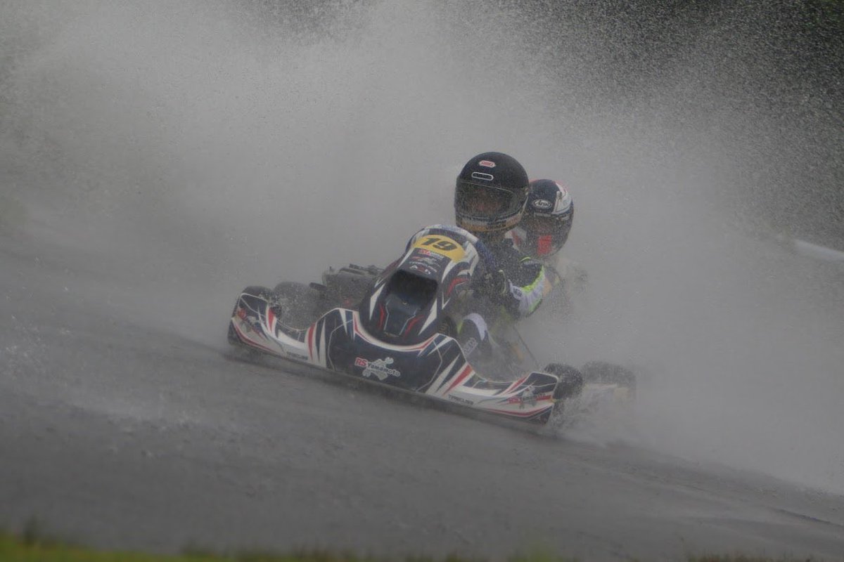 SKT0110's tweet photo. 大雨の日に、三重の某サーキット９→10コーナー間のバックストレートで現れると言う……背後霊の写真

表彰台に登った者のみが手にする栄誉（M4RLキャップ）を欲しいと咽び泣く声が、前走ドライバーの耳に届くらしい……
知らんけど……

#もくもくねね https://t.co/D5Lpuafvvl