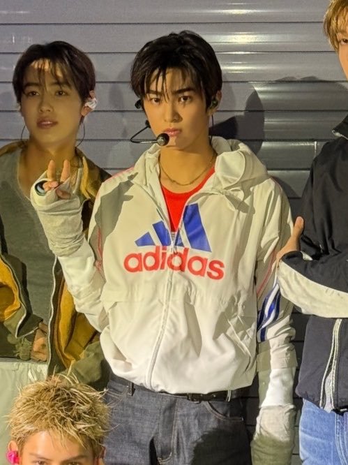geonholik's tweet photo. aigo keonho trying to make v sign..😭😭😭😭😭😭😭 https://t.co/3WUME7uWCx