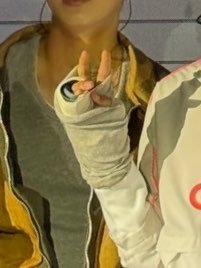 geonholik's tweet photo. aigo keonho trying to make v sign..😭😭😭😭😭😭😭 https://t.co/3WUME7uWCx