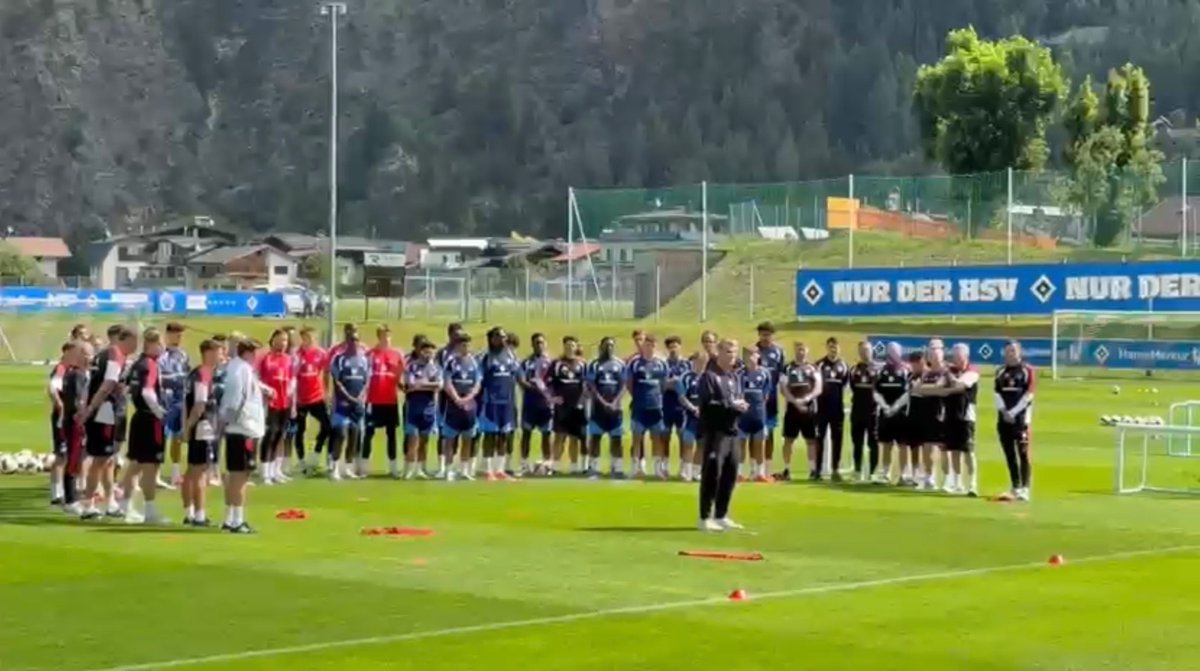 Weltmeister1887's tweet photo. Vor dem Training bilden Trainer, Spieler, Vorstand und Staff einen Halbkreis.
Dr. #Huwer gedenkt #Keegan und #Seeler.
#hsv #nurderhsv #trainingslager #oetztal #tirol #oesterreich #polzin #daka https://t.co/bCNhRYEwLx