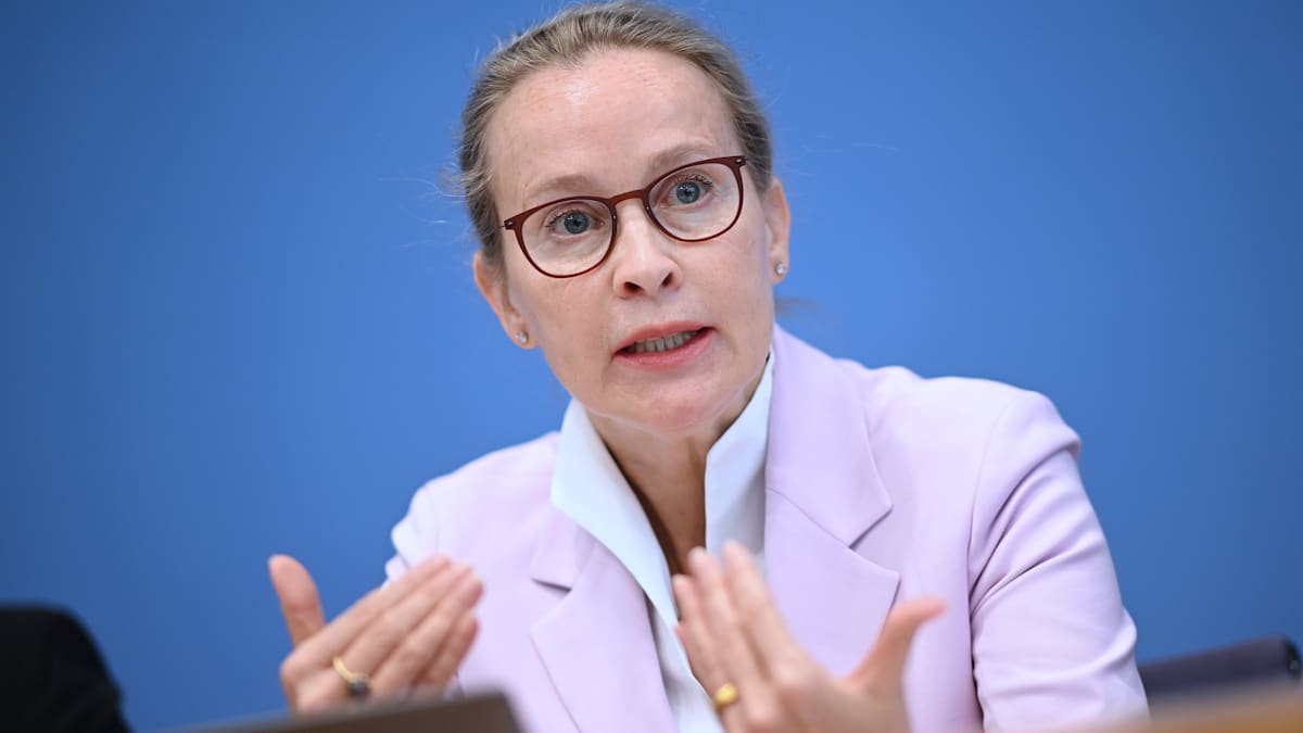 welt's tweet photo. „Ein Segen, dass sie nicht im höchsten Gericht sitzt“ – Laschet attackiert Brosius-Gersdorf https://t.co/61Wh3BuEd4 https://t.co/KL9DBsgQwk