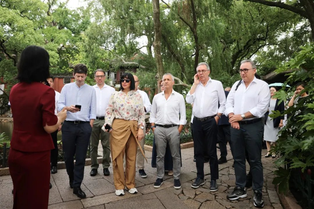 izhejiang's tweet photo. An Italian cross-party delegation visited Jiaxing, tracing history at Nanhu Lake's iconic Red Boat and joining the Nanhu Dialogue on governance and China-Italy cooperation, strengthening mutual understanding and exchanges. https://t.co/VD5uGOE9SA