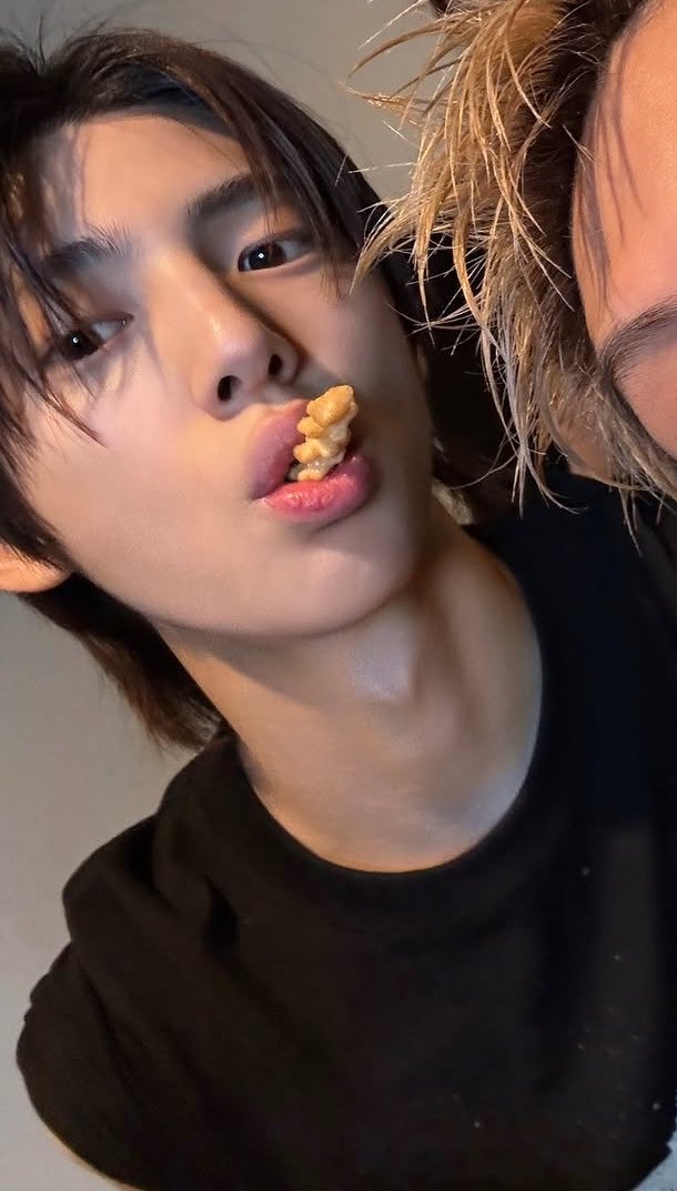 zzustnxw's tweet photo. 꿀꽈배기 물고 잇는 주훈이 졸귀졸귀 https://t.co/z5NeXovgkO